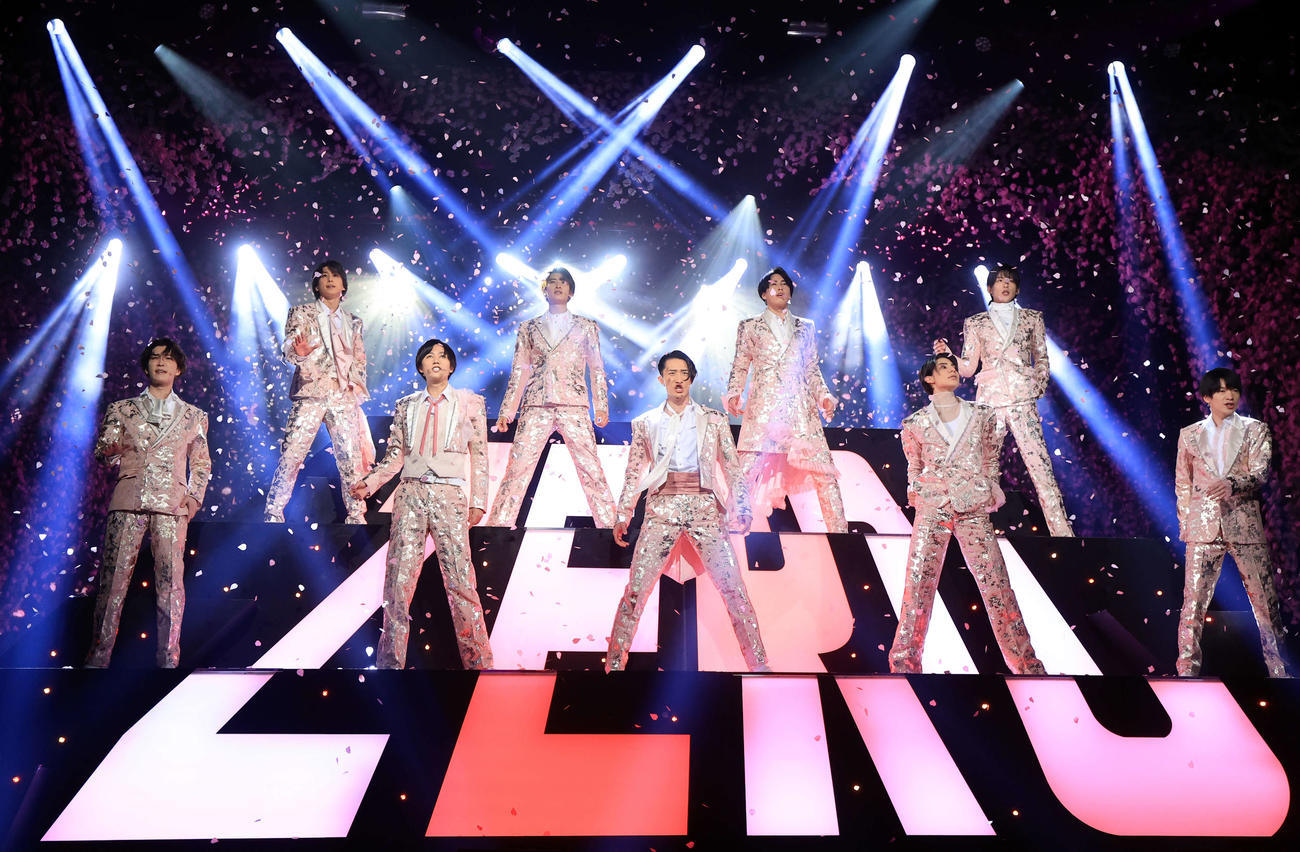 「滝沢歌舞伎ZERO FINAL」で桜吹雪の中、登場したSnow Man（撮影・浅見桂子）