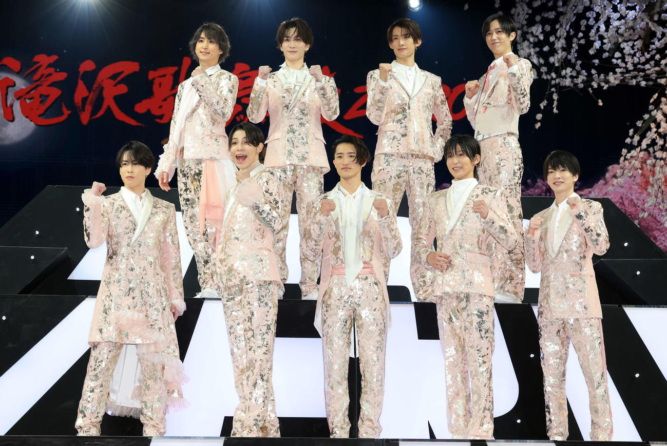 「滝沢歌舞伎ZERO FINAL」の前日記者会見で笑顔で手を振るSnow Man（前列左から宮舘涼太、ラウール、岩本照、目黒蓮、深沢辰哉、後列左から佐久間大介、渡辺翔太、向井康二、阿部亮平）（撮影・浅見桂子）