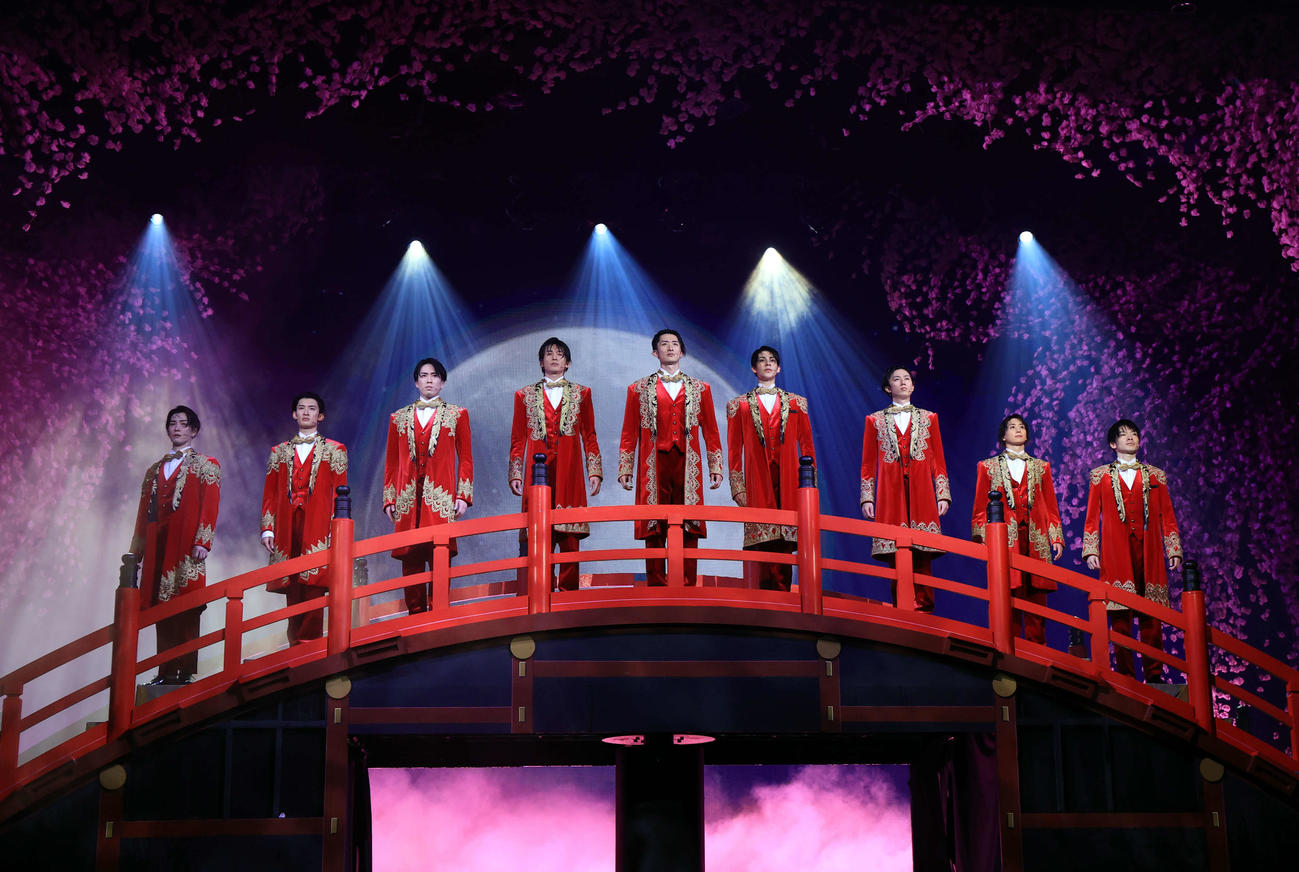 「滝沢歌舞伎ZERO FINAL」で桜を背に整列するSnow Man（撮影・浅見桂子）