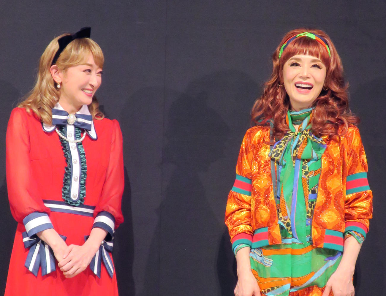 ダブル主演舞台「おかしな二人」取材会で。左から、花總まり、大地真央