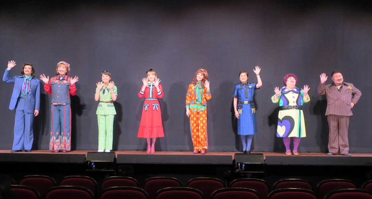 舞台「おかしな二人」取材会で。左から、渡辺大輔、山崎静代、宮地雅子、花總まり、大地真央、青木さやか、平田敦子、芋洗坂係長