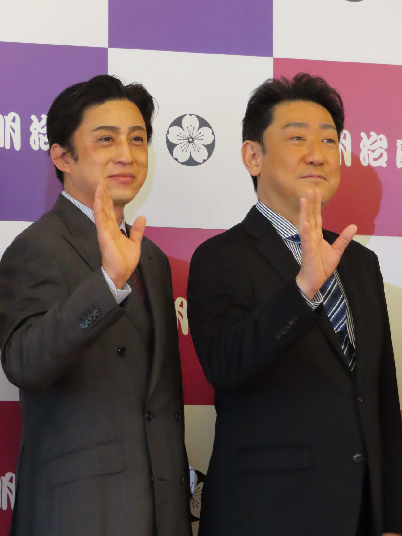 「壽祝桜四月大歌舞伎」の開演前に取材に応じた松本幸四郎（左）、中村芝翫