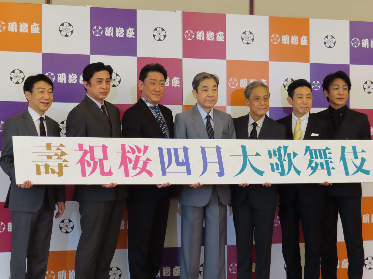 「壽祝桜四月大歌舞伎」の開演前に取材に応じた、左から市川高麗蔵、松本幸四郎、中村芝翫、中村梅玉、中村又五郎、片岡孝太郎、片岡愛之助