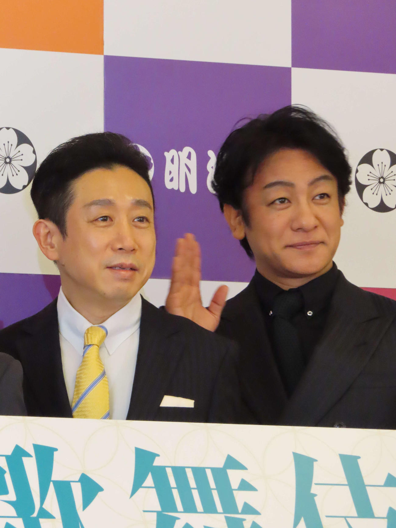 「壽祝桜四月大歌舞伎」の開演前に取材に応じた、片岡孝太郎（左）、片岡愛之助