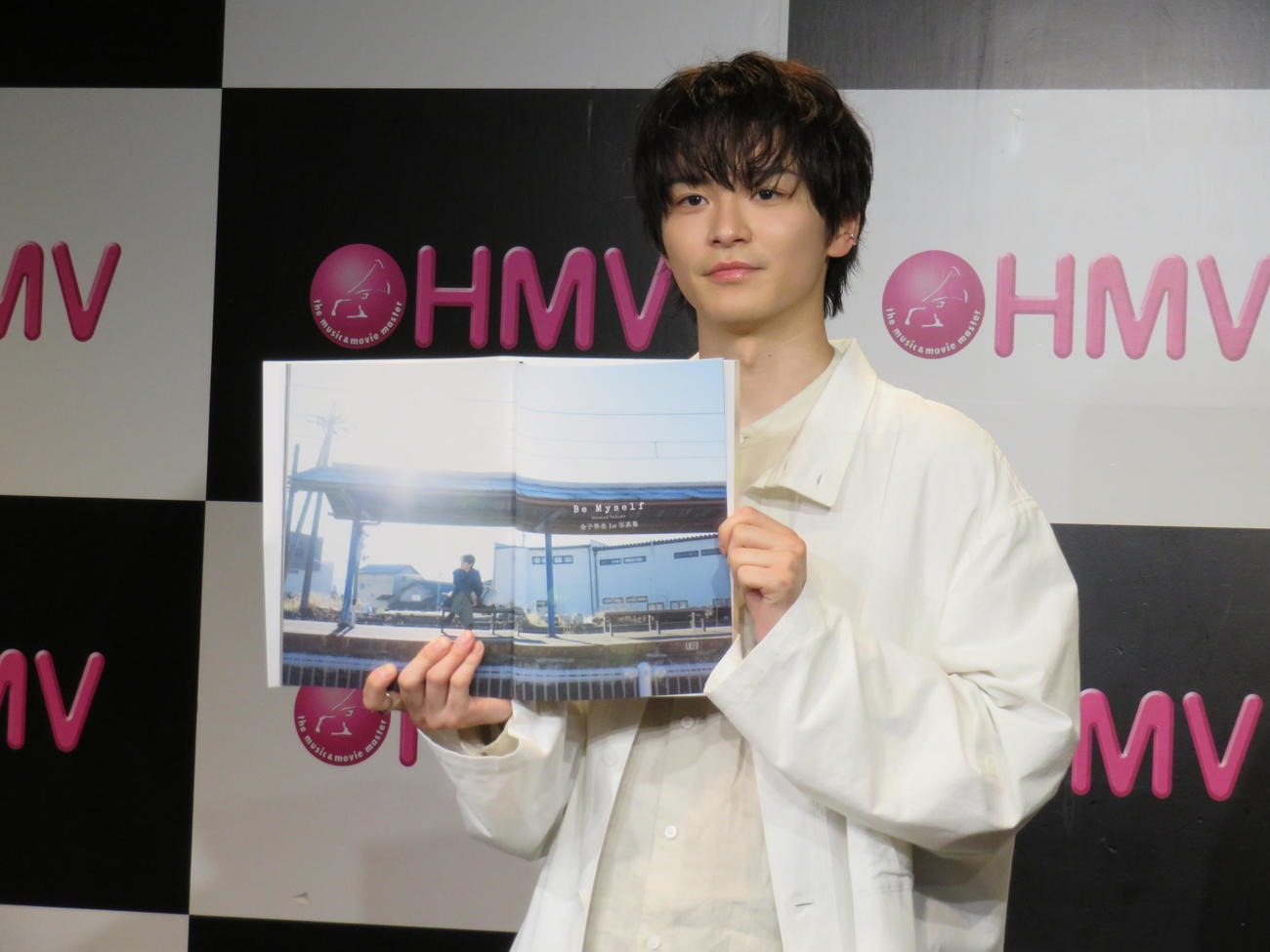 1st写真集の発表会に出席。お気に入りのページを見せる金子隼也