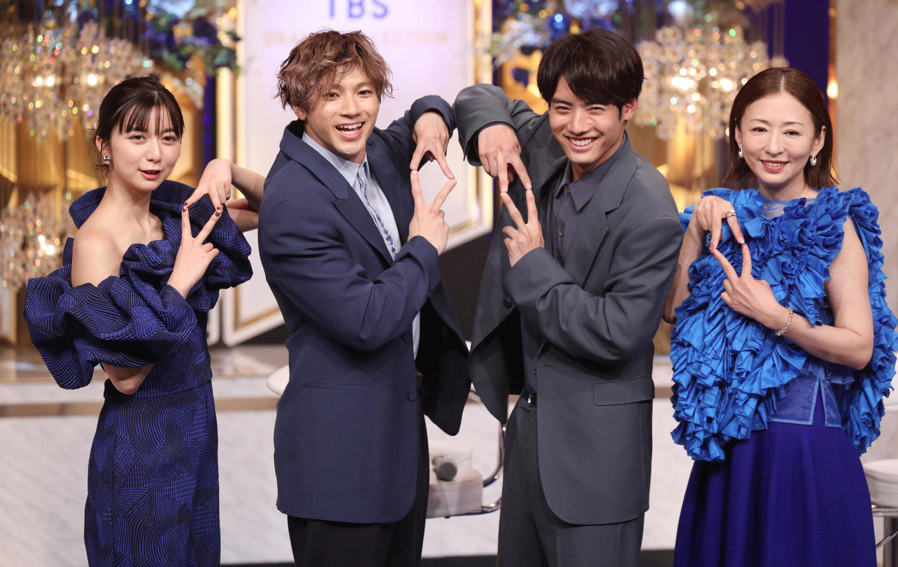 新作ドラマの合同会見を行った、左から上白石萌歌、山田裕貴、赤楚衛二、松雪泰子（撮影・中島郁夫）