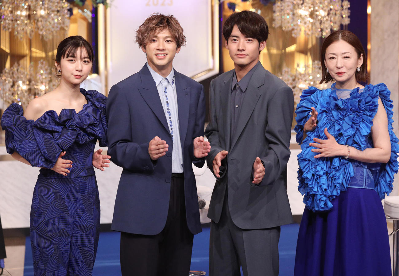 新作ドラマの合同会見を行った、左から上白石萌歌、山田裕貴、赤楚衛二、松雪泰子（撮影・中島郁夫）
