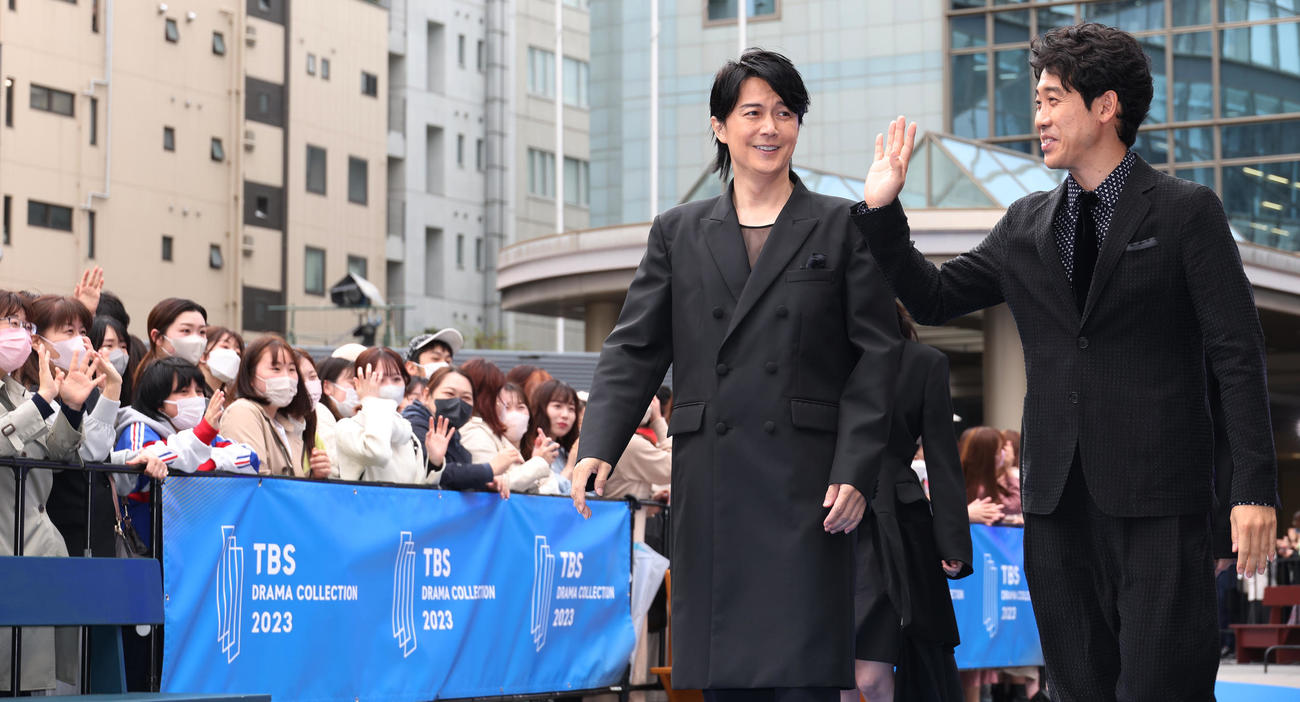 新作ドラマの合同会見でファンの前を歩く福山雅治（左）と大泉洋（撮影・中島郁夫）