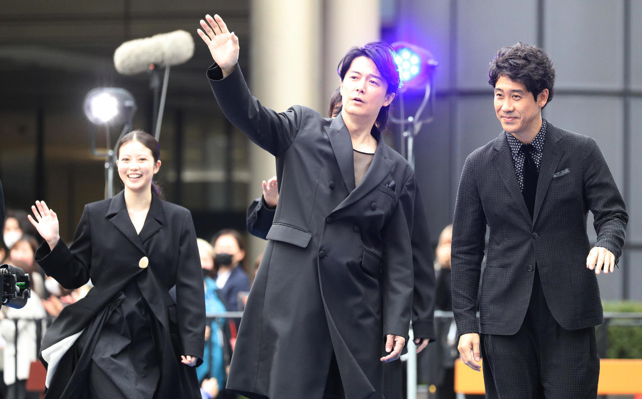 新作ドラマの合同会見でファンの前を歩く福山雅治（中央）と大泉洋。左は今田美桜（撮影・中島郁夫）