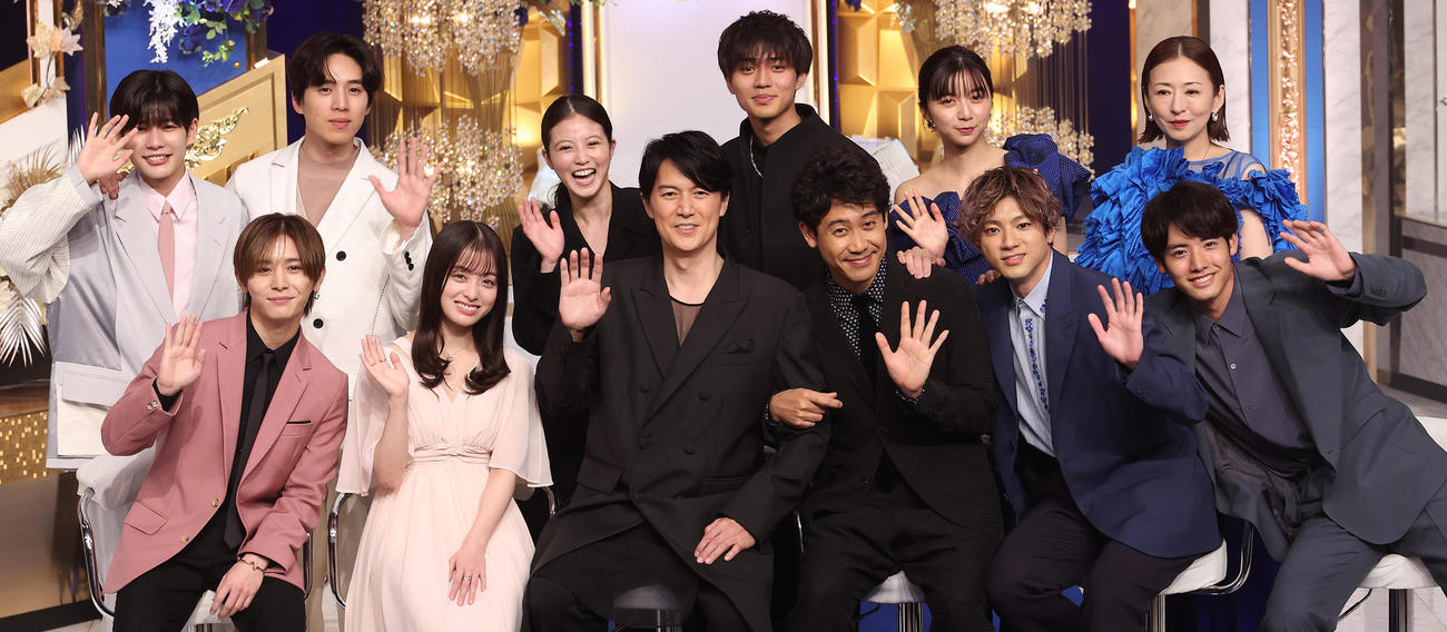 新作ドラマの合同会見を行った、前列左から山田涼介、橋本環奈、福山雅治、大泉洋、山田裕貴、赤楚衛二、後列左から長尾謙杜、坂東龍汰、今田美桜、永瀬廉、上白石萌歌、松雪泰子（撮影・中島郁夫）