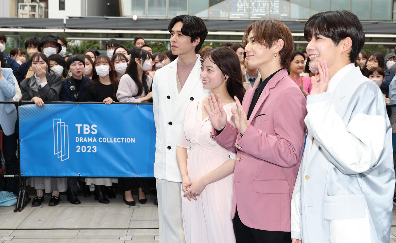 新作ドラマの合同会見でファンの前を歩く、左から坂東龍汰、橋本環奈、山田涼介、長尾謙杜（撮影・中島郁夫）