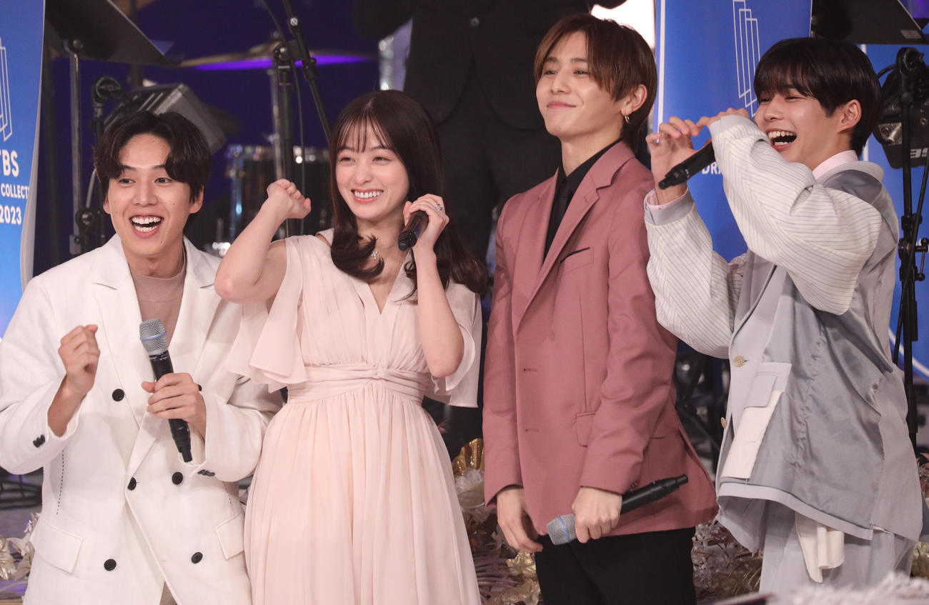 新作ドラマの合同会見を行った、左から坂東龍汰、橋本環奈、山田涼介、長尾謙杜（撮影・中島郁夫）
