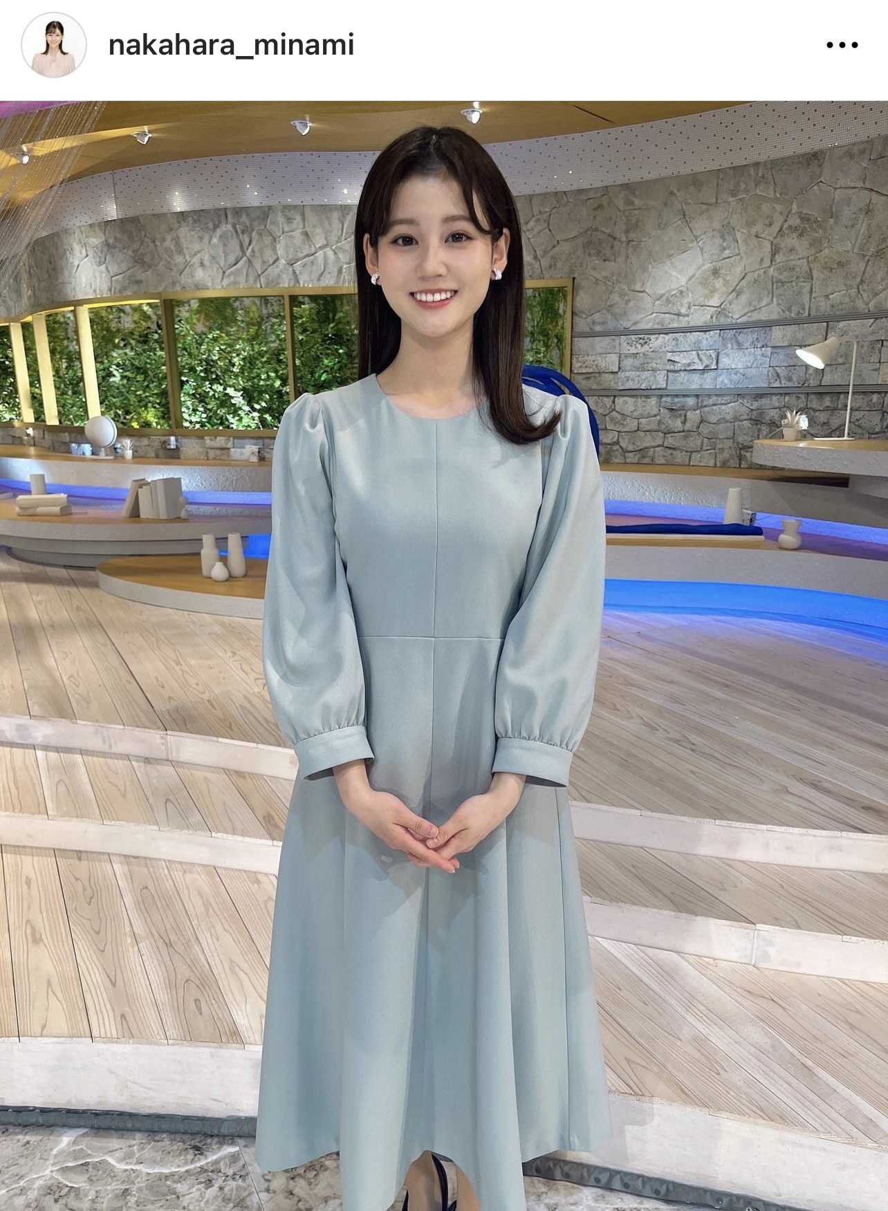 水色のワンピース姿の中原みなみアナ（中原みなみアナウンサーのインスタグラムから）