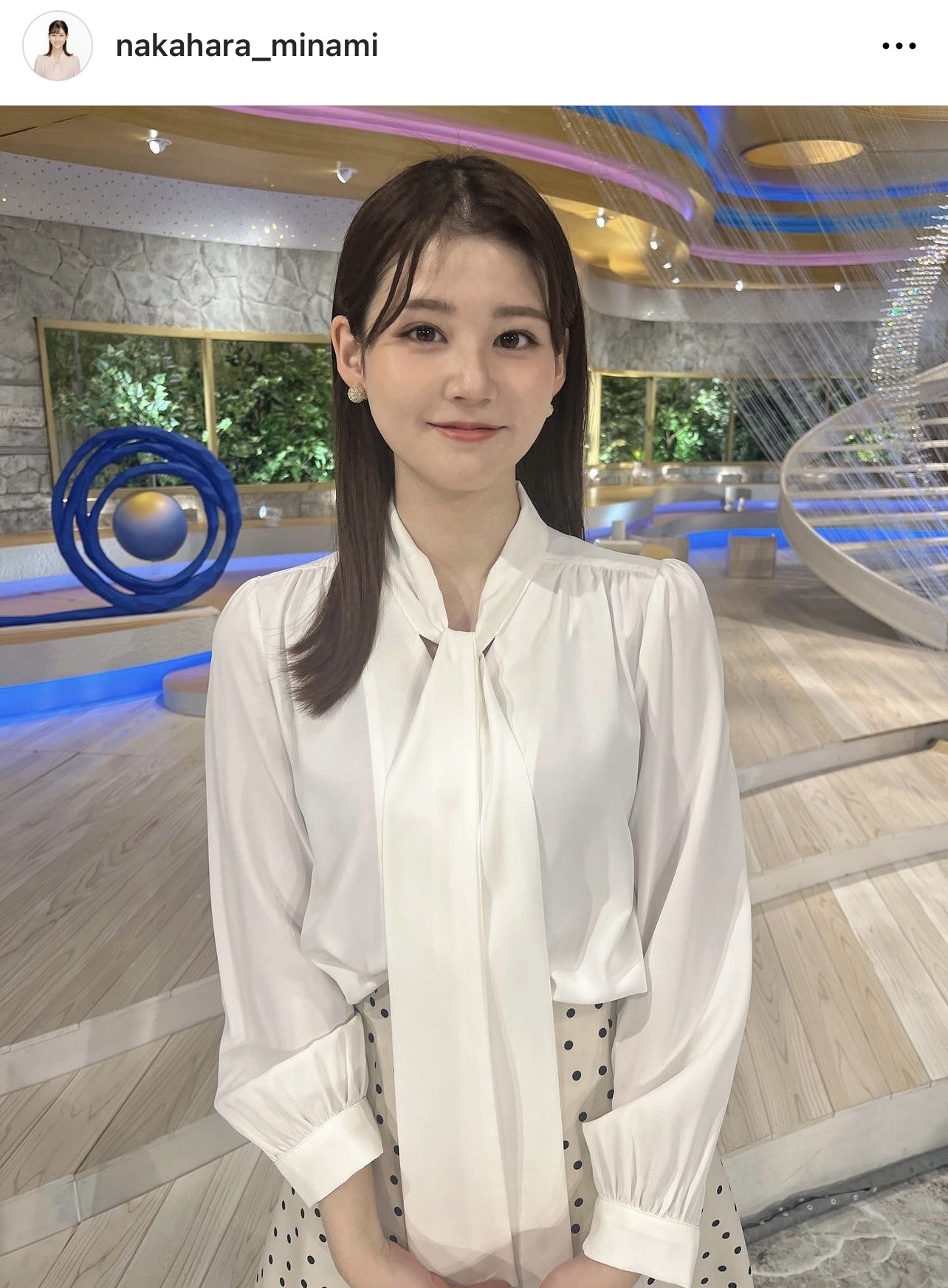 白色のボウタイブラウスをまとった中原みなみアナ（中原みなみアナウンサーのインスタグラムから）