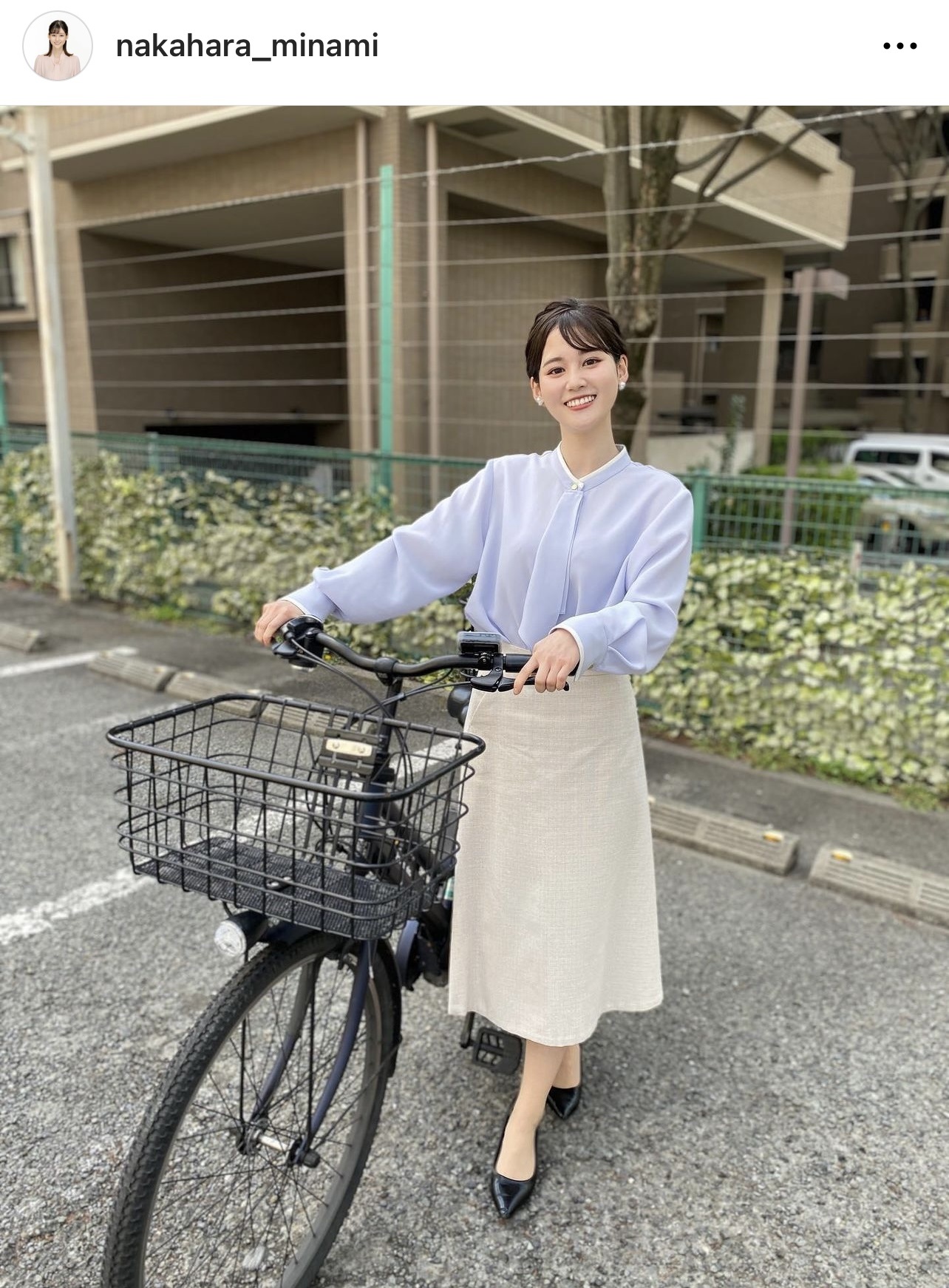 自転車のハンドルを握る中原みなみアナ（中原みなみアナウンサーのインスタグラムから）