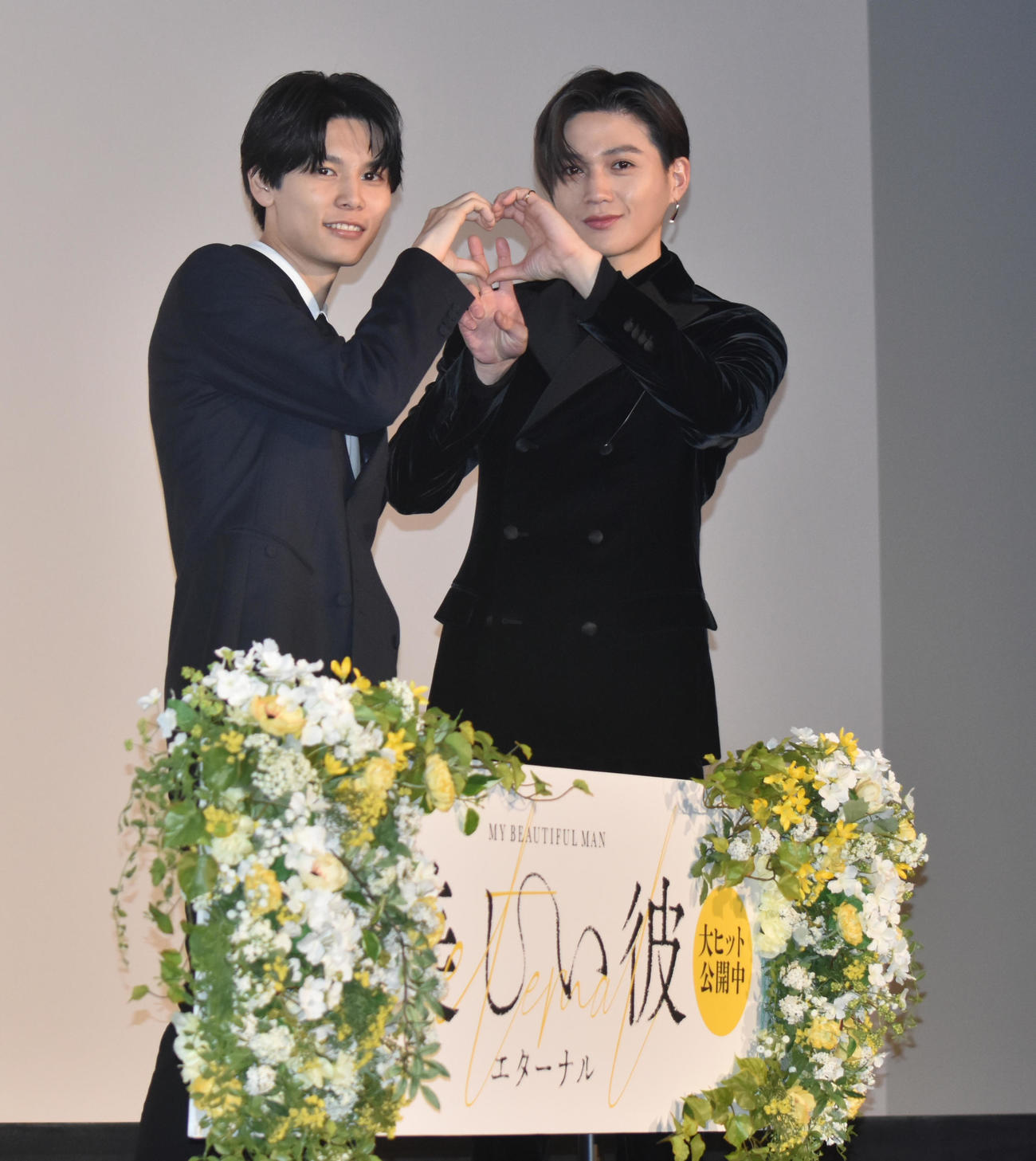 映画「劇場版　美しい彼～eternal～」公開記念舞台挨拶に登壇した萩原利久（左）と八木勇征