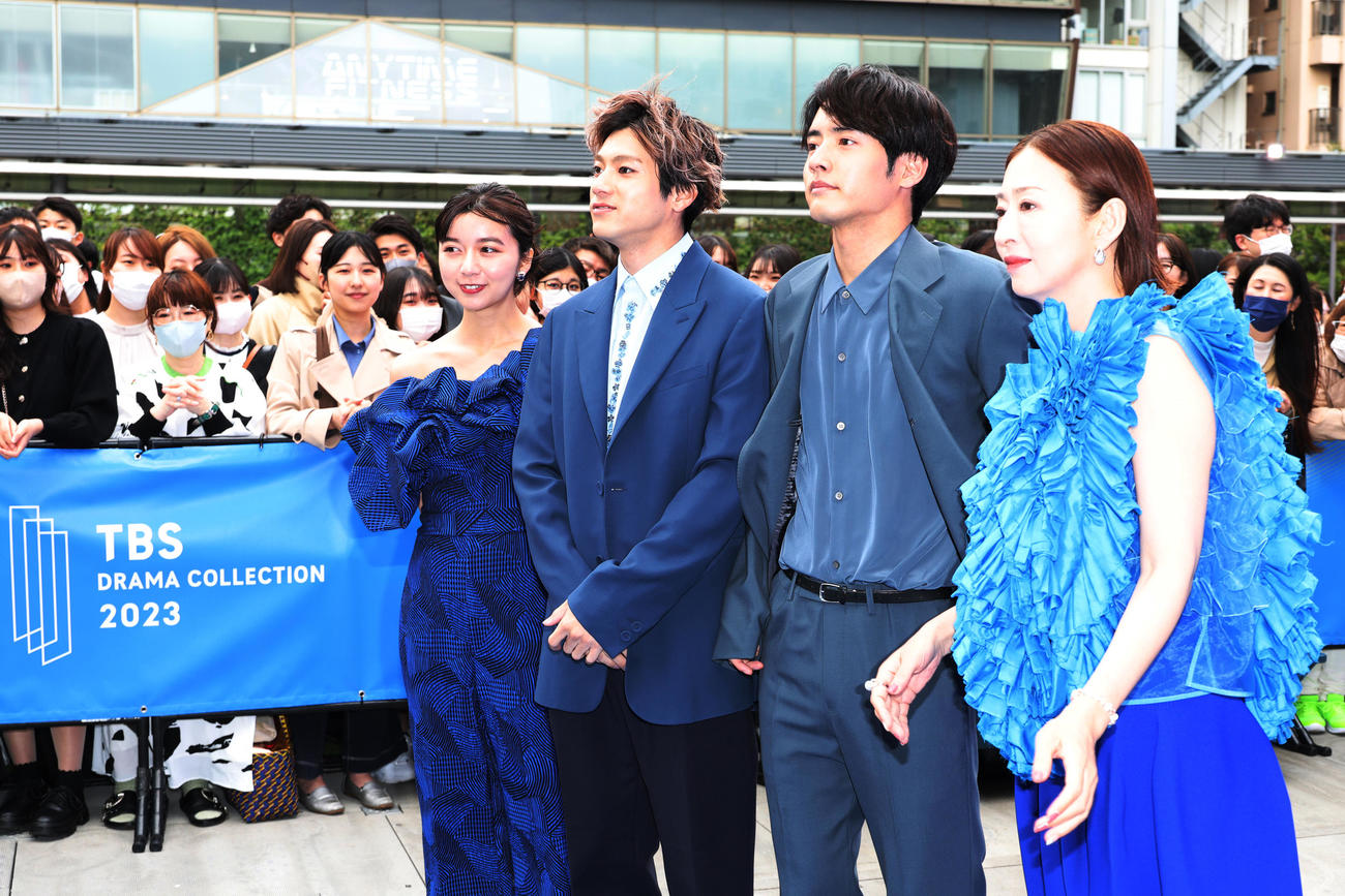 新作ドラマの合同会見でファンの前を歩く、左から上白石萌歌、山田裕貴、赤楚衛二、松雪泰子（撮影・中島郁夫）