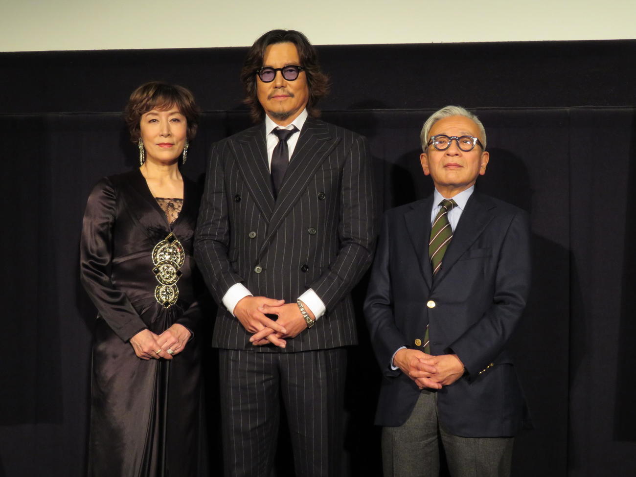 都内で主演映画「仕掛人・藤枝梅安2」の舞台挨拶に出席した豊川悦司（中央）と高畑淳子。右は河毛俊作監督