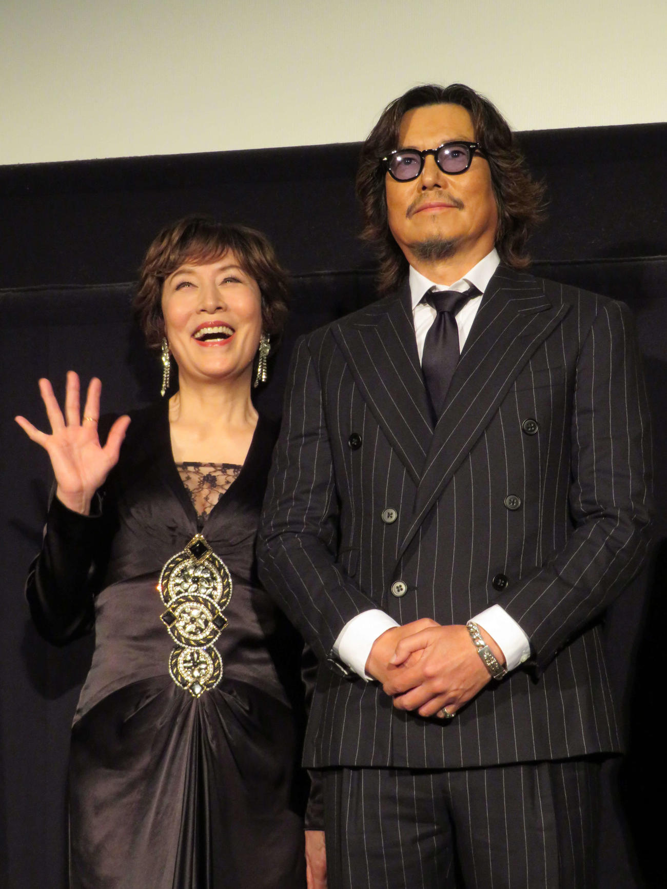 映画「仕掛人・藤枝梅安2」の舞台挨拶に出席した高畑淳子（左）と主演の豊川悦司