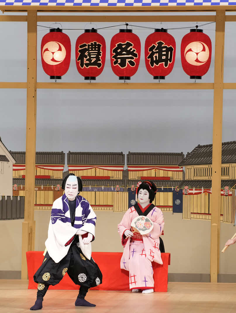 「壽祝桜四月大歌舞伎」昼の部「お祭り」の中村梅玉（左）、中村莟玉（松竹撮影）