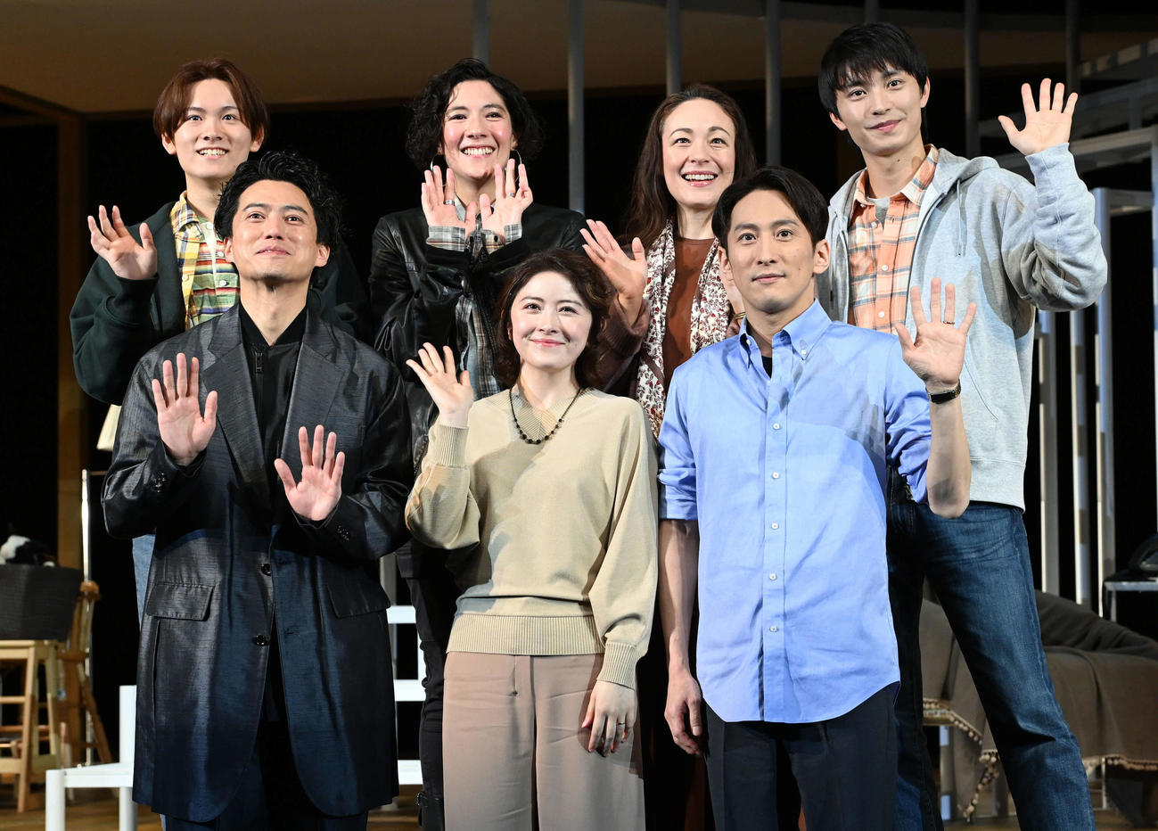 舞台「ラビット・ホール」の初日前会見終了後にフォトセッションに臨む、前列左から演出の藤田俊太郎氏、主演の宮澤エマ、成河、後列左から山崎光、土井ケイト、シルビア・グラブ、阿部顕嵐（撮影・たえ見朱実）