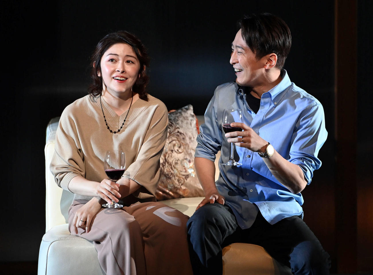 舞台「ラビット・ホール」で熱演する主演の宮澤エマ。右は成河（撮影・たえ見朱実）