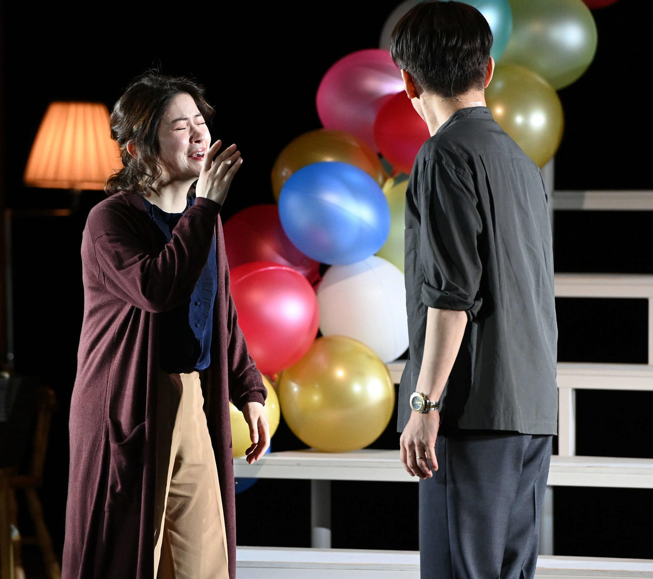 舞台「ラビット・ホール」で熱演する主演の宮澤エマ。右は成河（撮影・たえ見朱実）