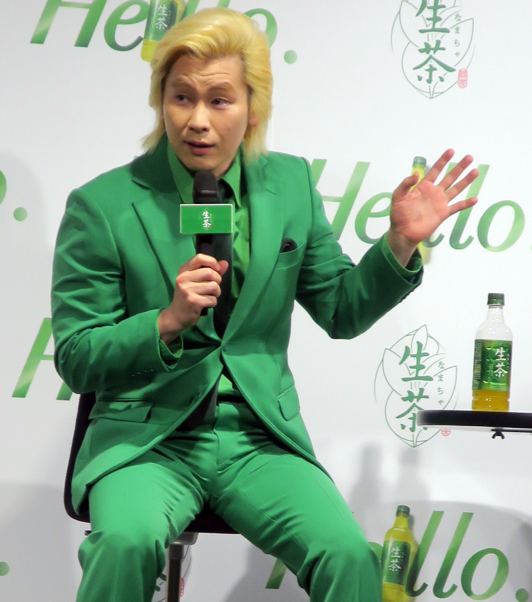 「渋谷×生茶　DISCOVERY GREEN TEA記者発表会」に“生茶カラー”で登場したカズレーザー」