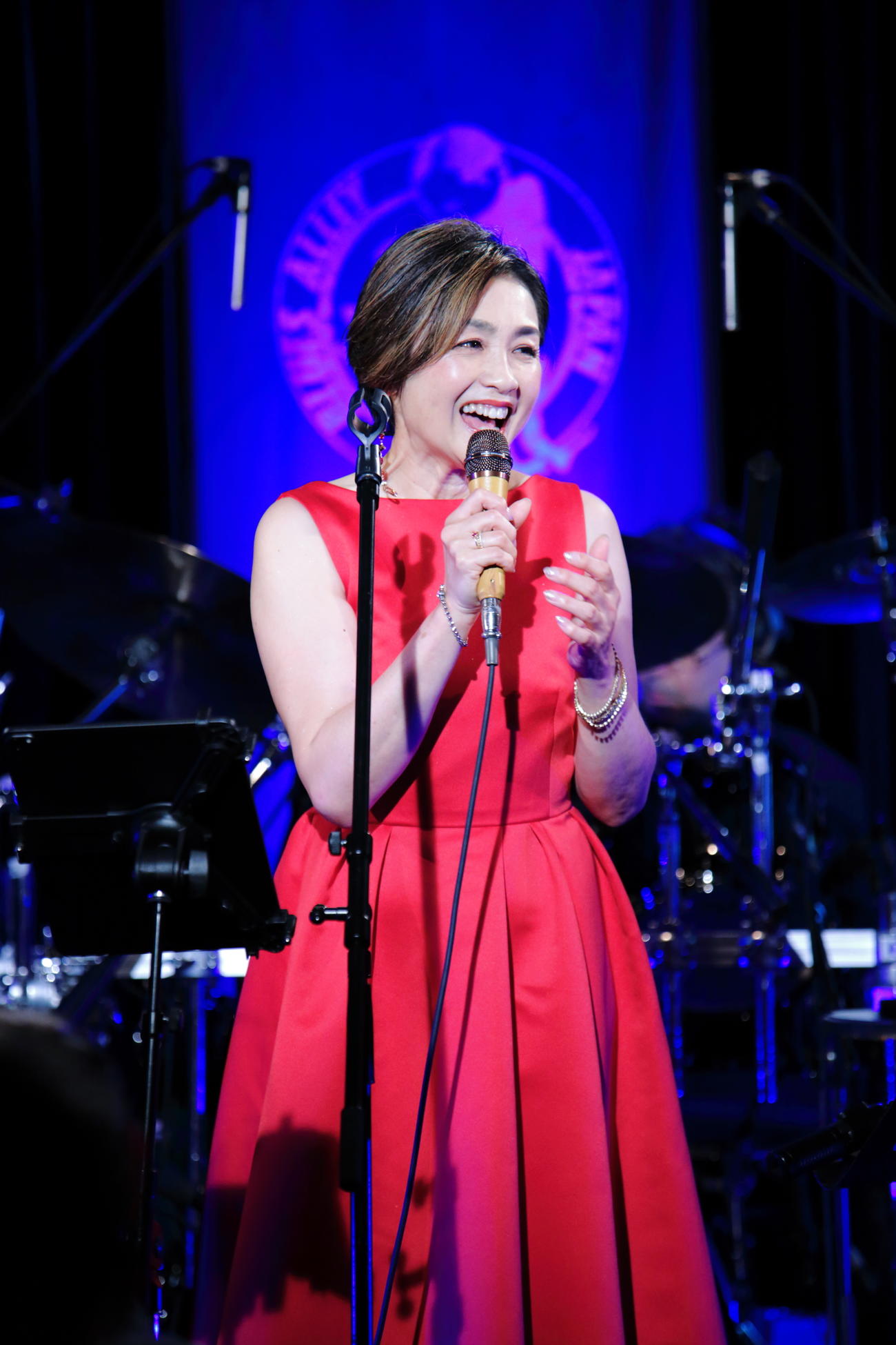 還暦記念ライブで熱唱する香坂みゆき