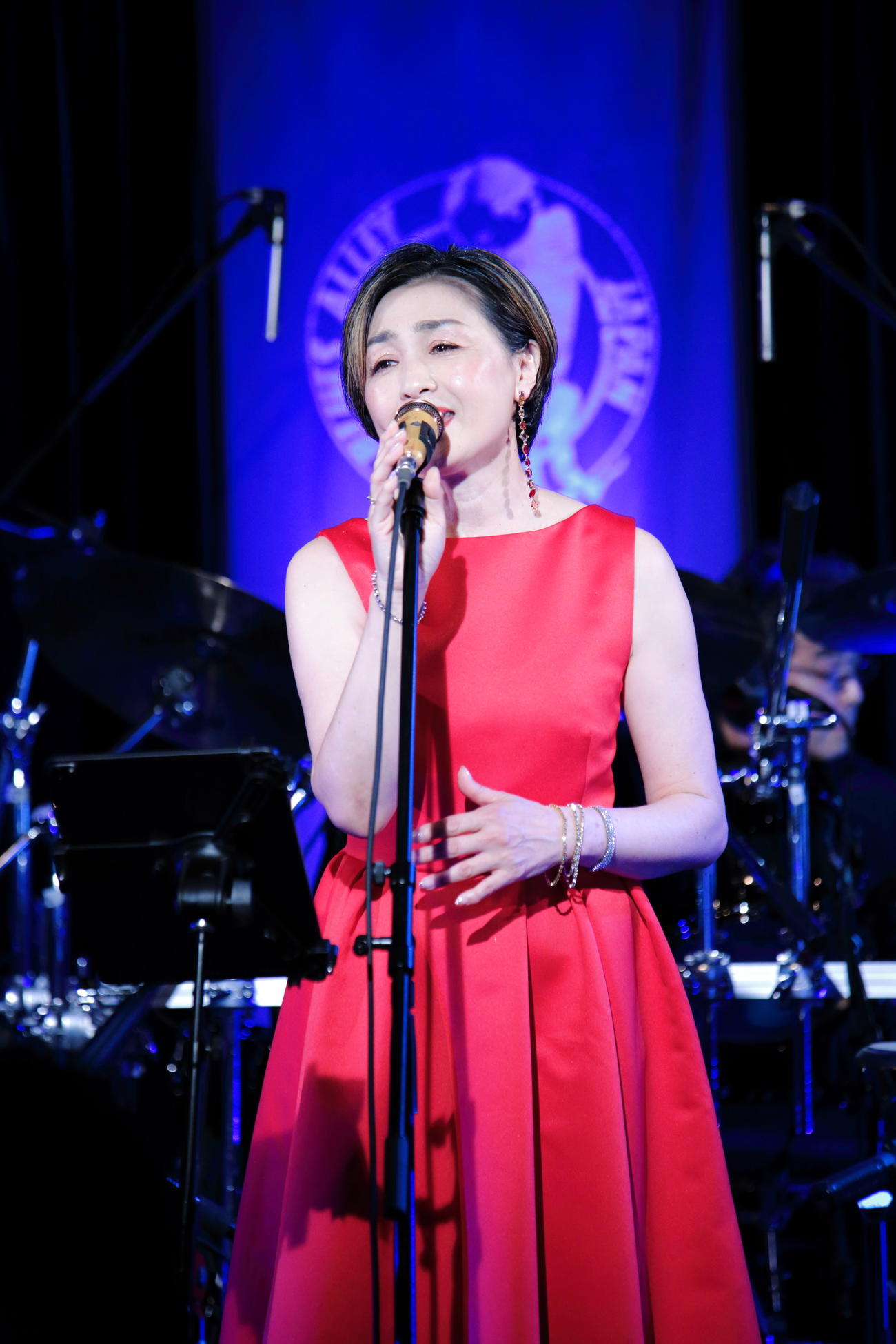 還暦記念ライブで熱唱する香坂みゆき