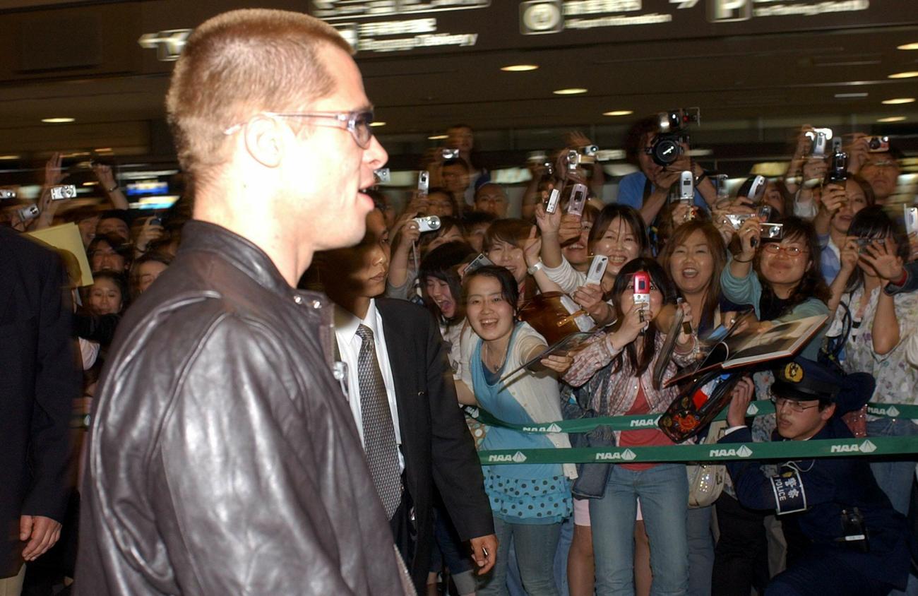 2004年5月、来日したブラッド・ピットを出迎える多くの女性ファン