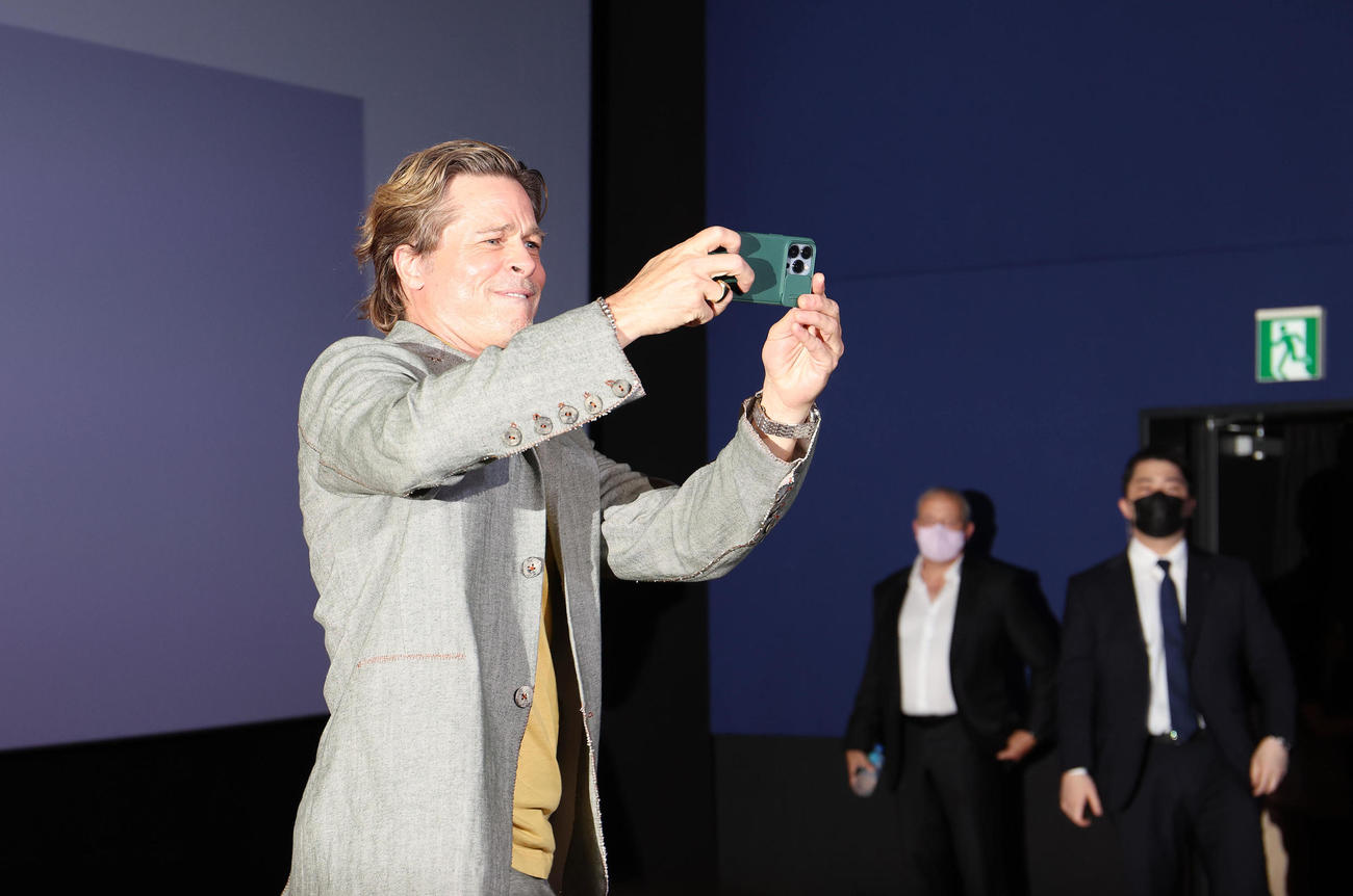 2022年8月、映画「ブレット・トレイン」ジャパンプレミア試写会inKYOTOで観客席をスマートフォンのカメラで撮影するブラッド・ピット