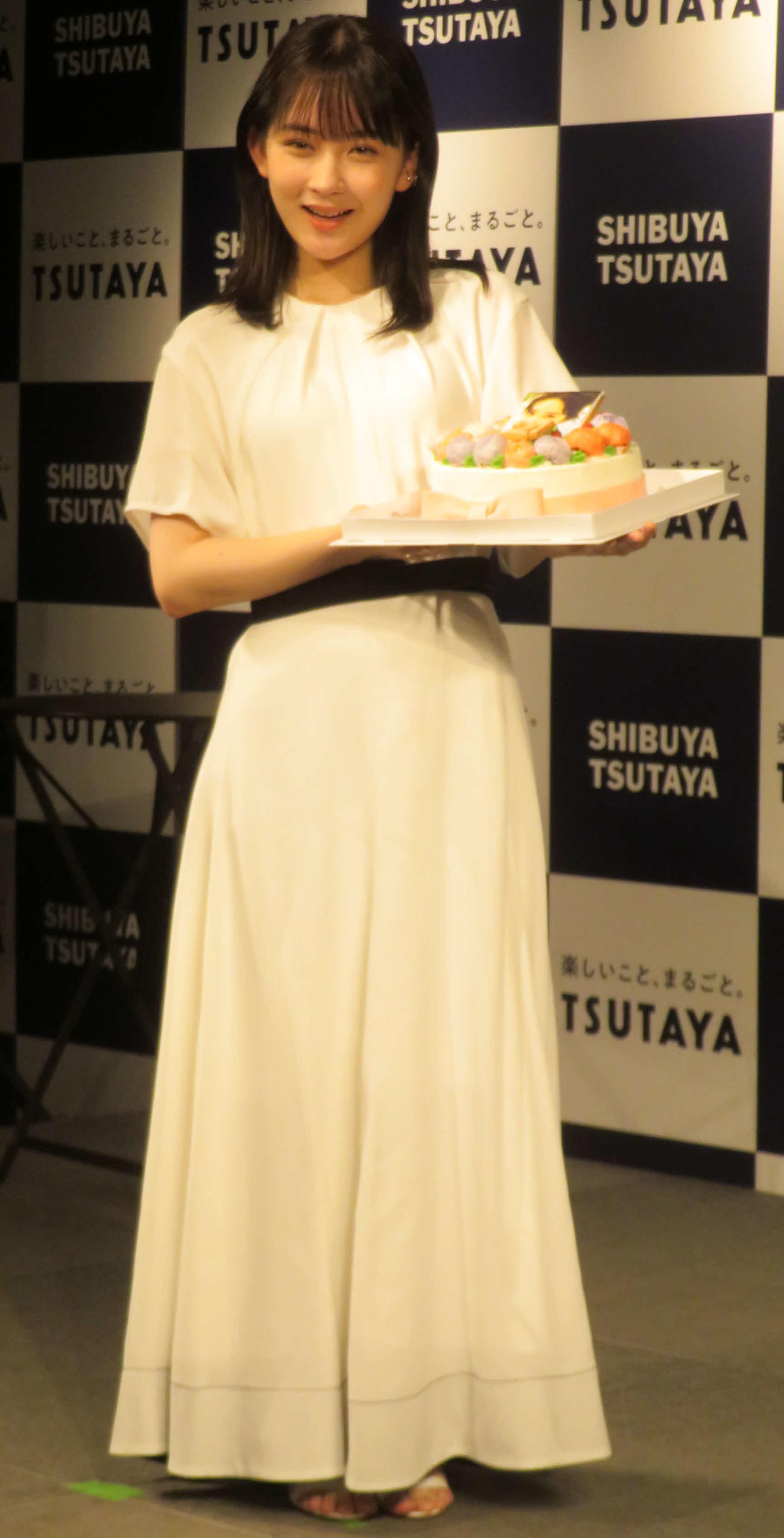 初写真集「残照」発売記念イベントでバースデーケーキを手に、笑顔の畑芽育（撮影・村上幸将）