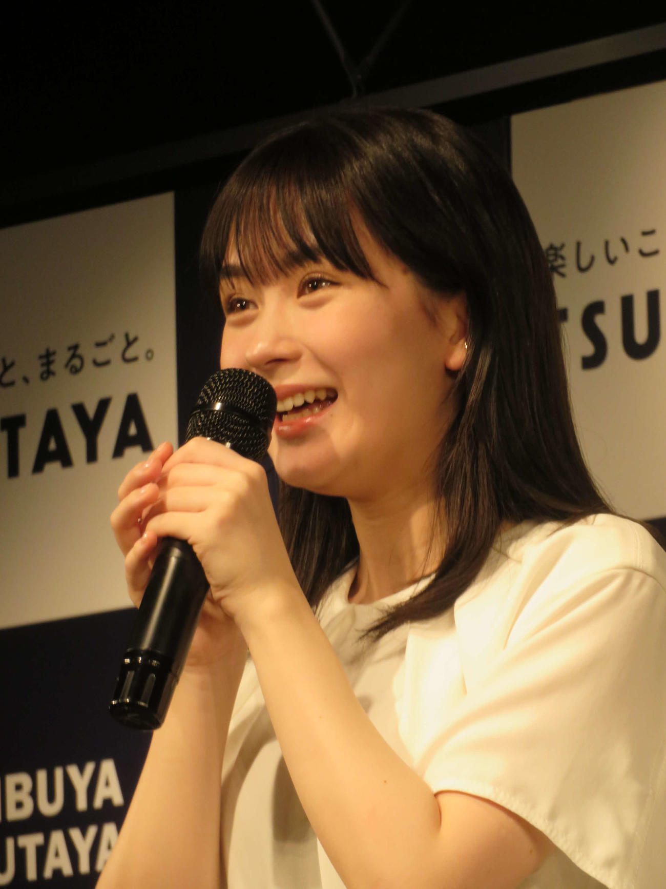 初写真集「残照」発売記念イベントでタイプの男性を聞かれ、思わず笑う畑芽育（撮影・村上幸将）