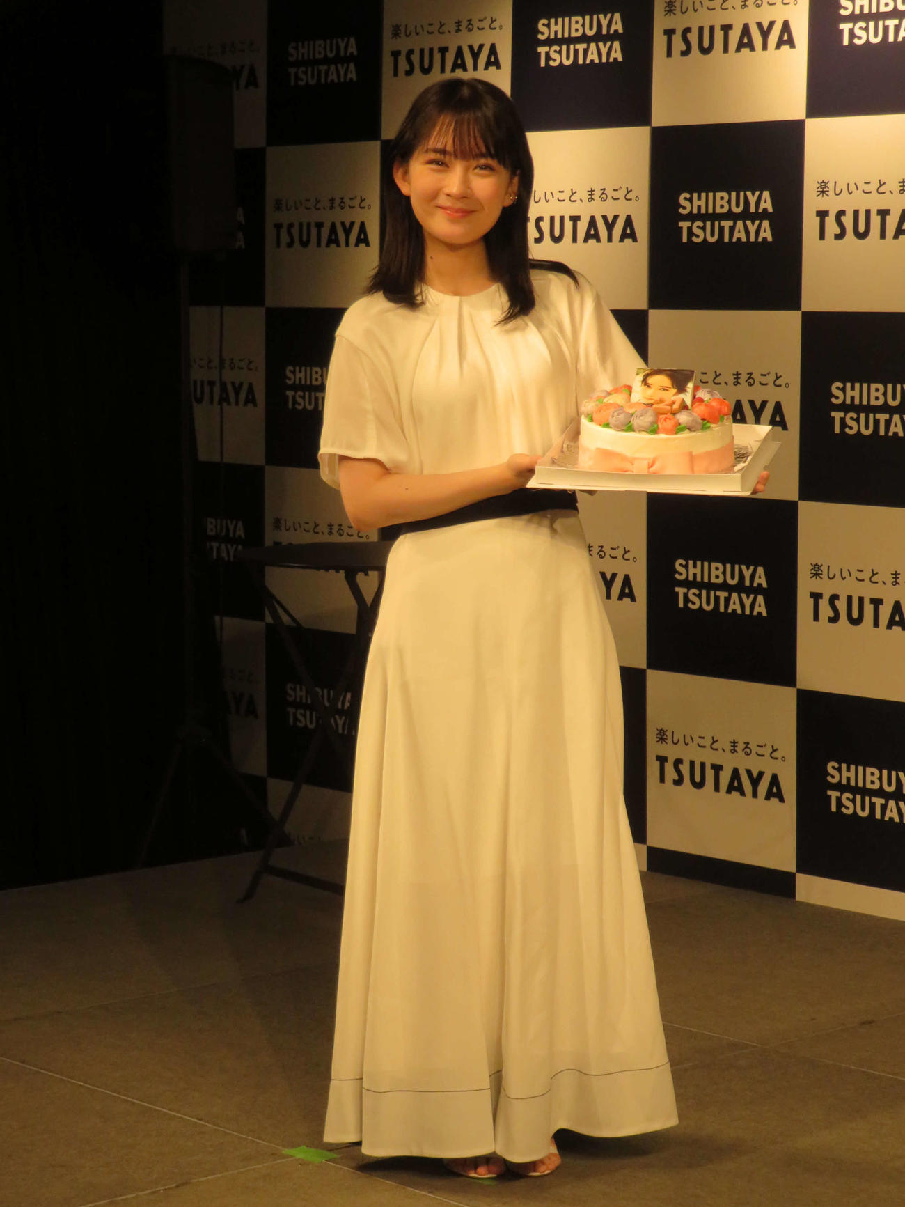 初写真集「残照」発売記念イベントでバースデーケーキを手に、笑顔の畑芽育（撮影・村上幸将）
