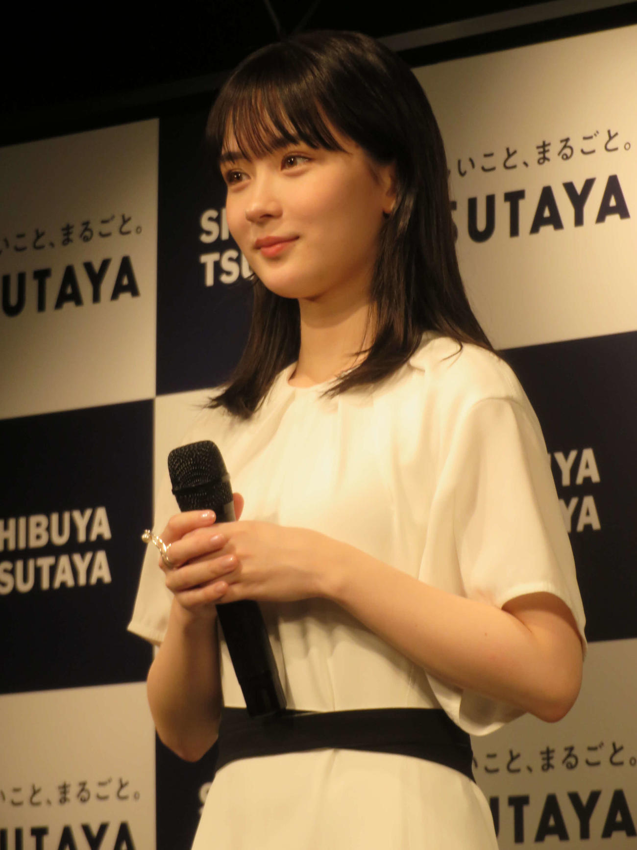 初写真集「残照」発売記念イベントで質問に応じる畑芽育（撮影・村上幸将）