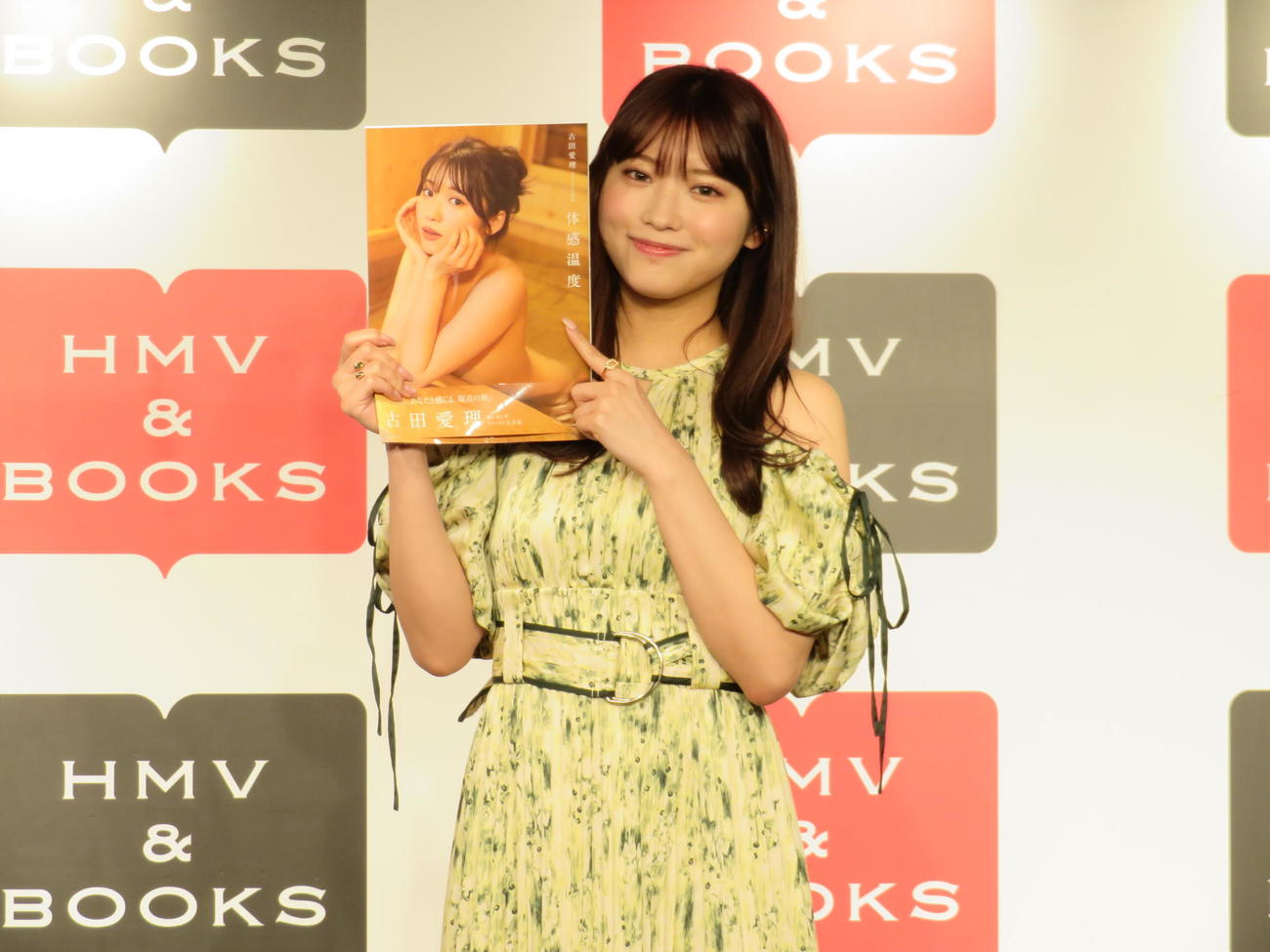 自身初の写真集「体感温度」の発売記念イベントに出席した古田愛理