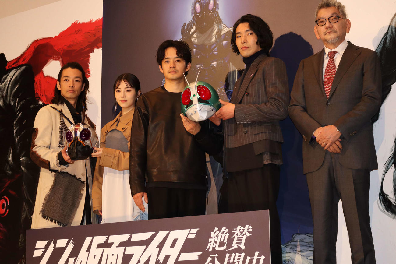 映画「シン・仮面ライダー」のヒット記念舞台あいさつに出席した、左から森山未來、浜辺美波、池松壮亮、柄本佑、庵野秀明監督