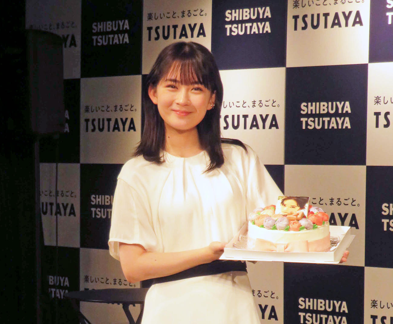 初写真集「残照」発売記念イベントでバースデーケーキを手に笑顔の畑芽育（撮影・村上幸将）