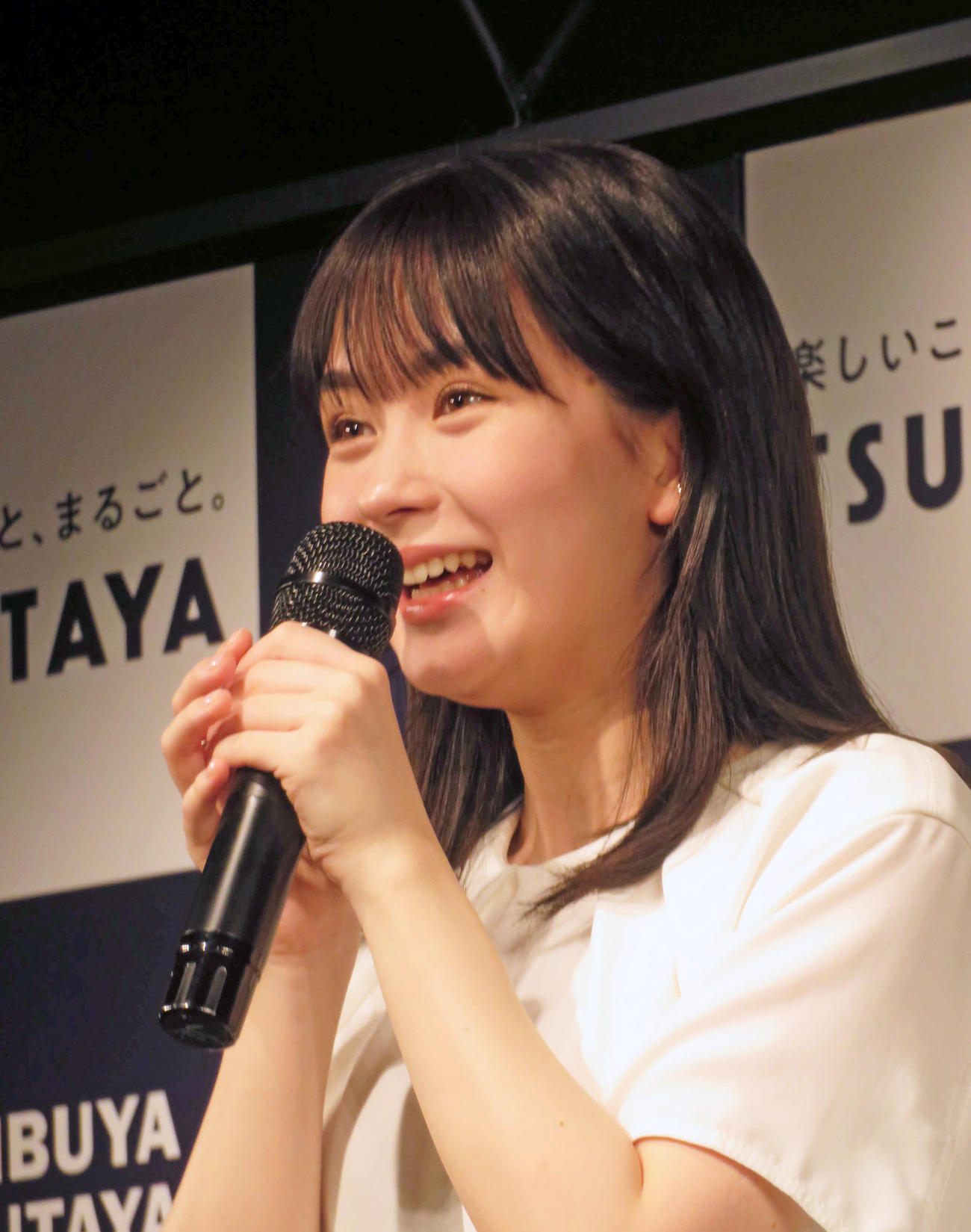 初写真集「残照」発売記念イベントでタイプの男性を聞かれ、思わず笑う畑芽育（撮影・村上幸将）