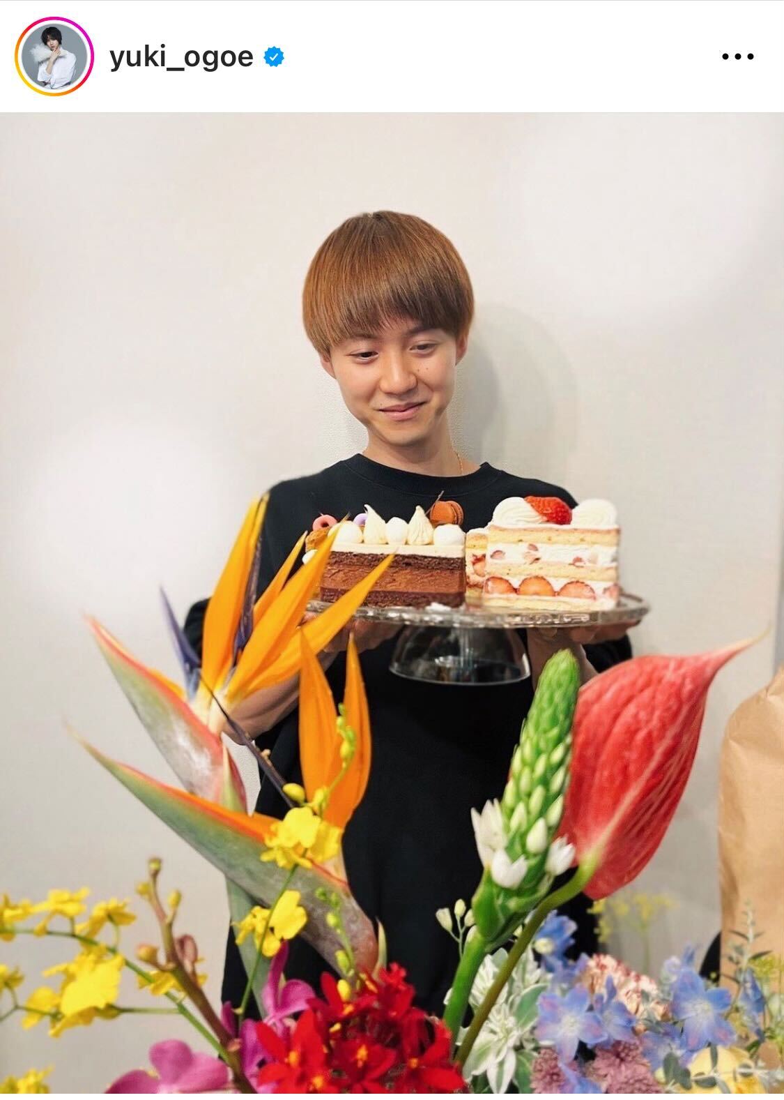 29歳の誕生日を迎えバースデーケーキを手に笑顔の小越勇輝（小越勇輝のインスタグラムから）