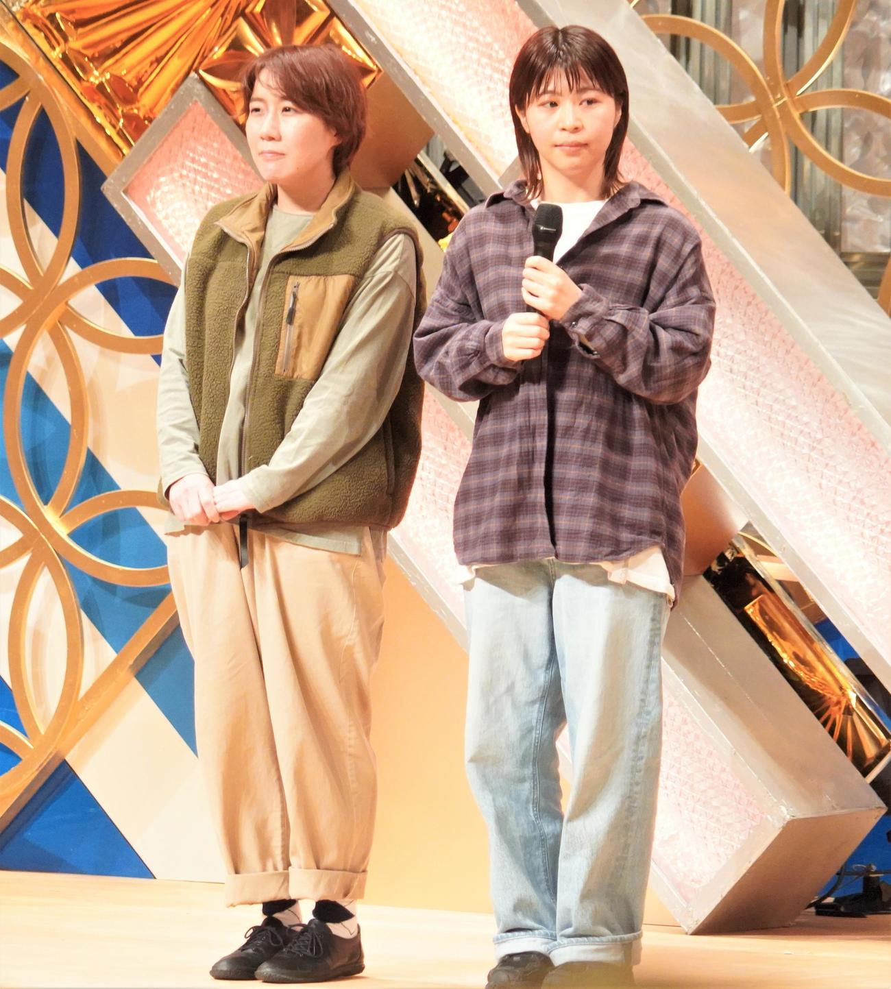 「ワタナベお笑いNo・1決定戦2023」決勝に進出したお笑いコンビ、Aマッソ村上（左）と加納（撮影・佐藤成）