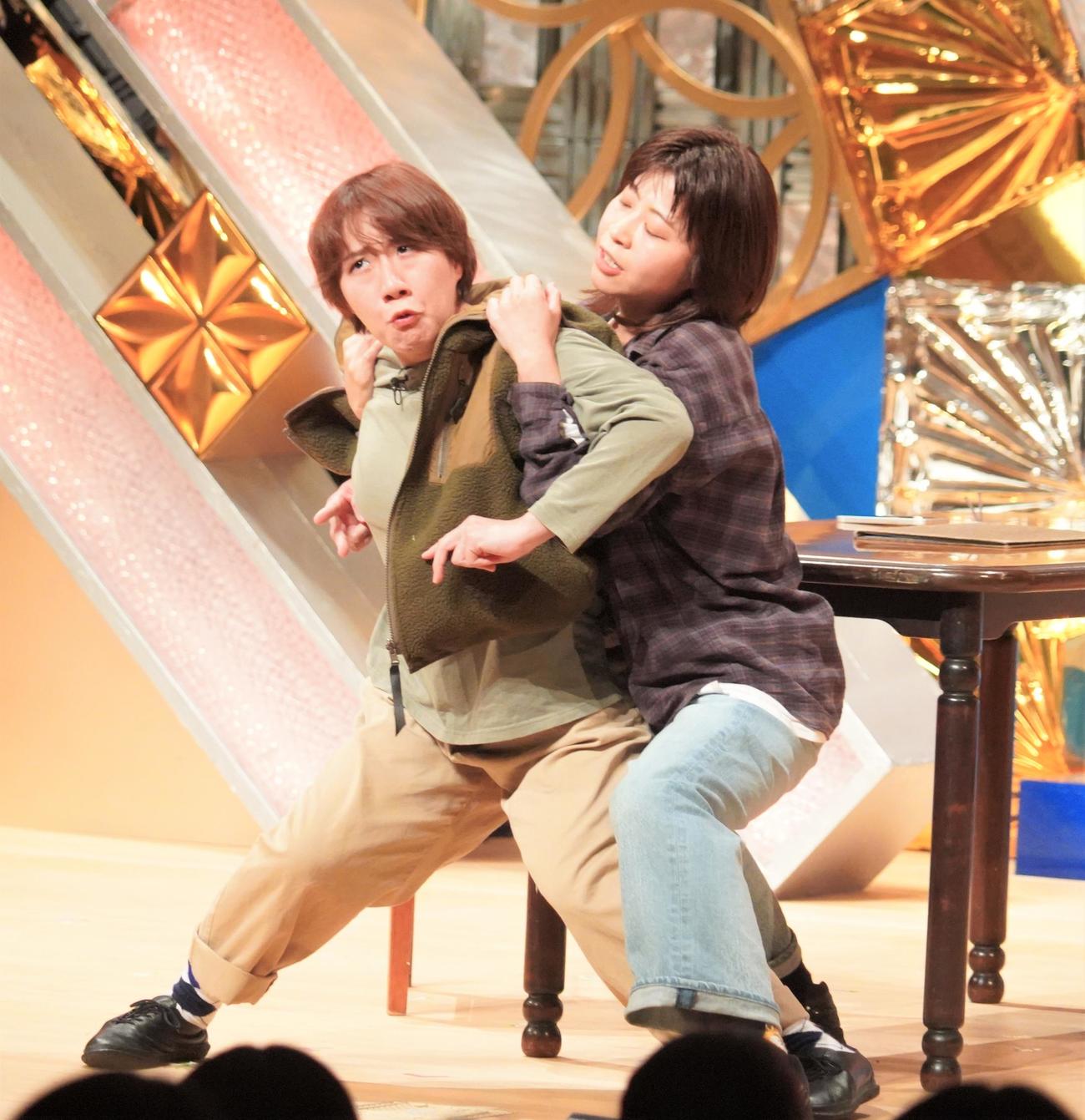 「ワタナベお笑いNo・1決定戦2023」決勝に進出したお笑いコンビ、Aマッソ村上（左）と加納（撮影・佐藤成）