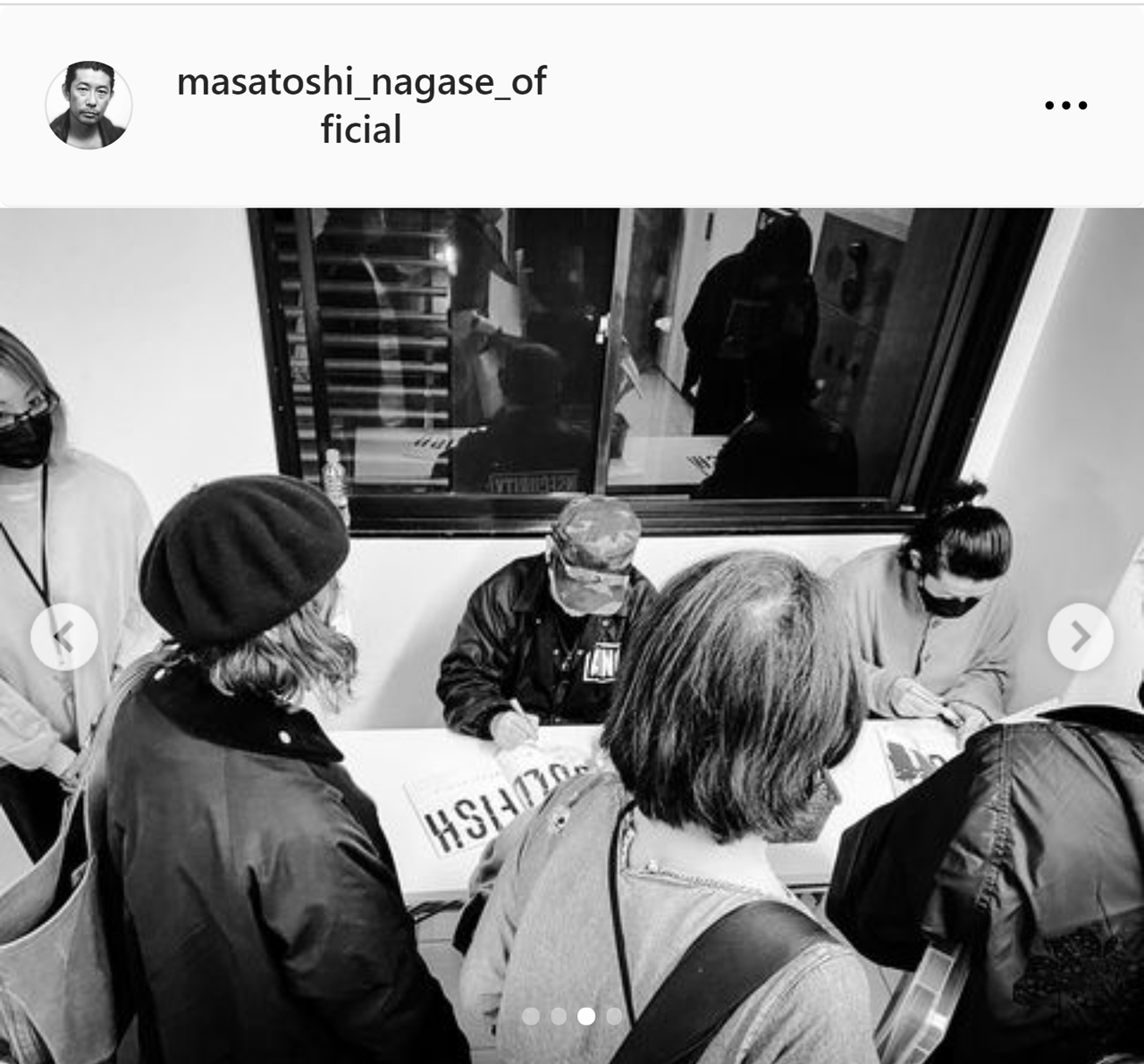 サイン会を行った永瀬正敏（永瀬正敏のインスタグラムから）