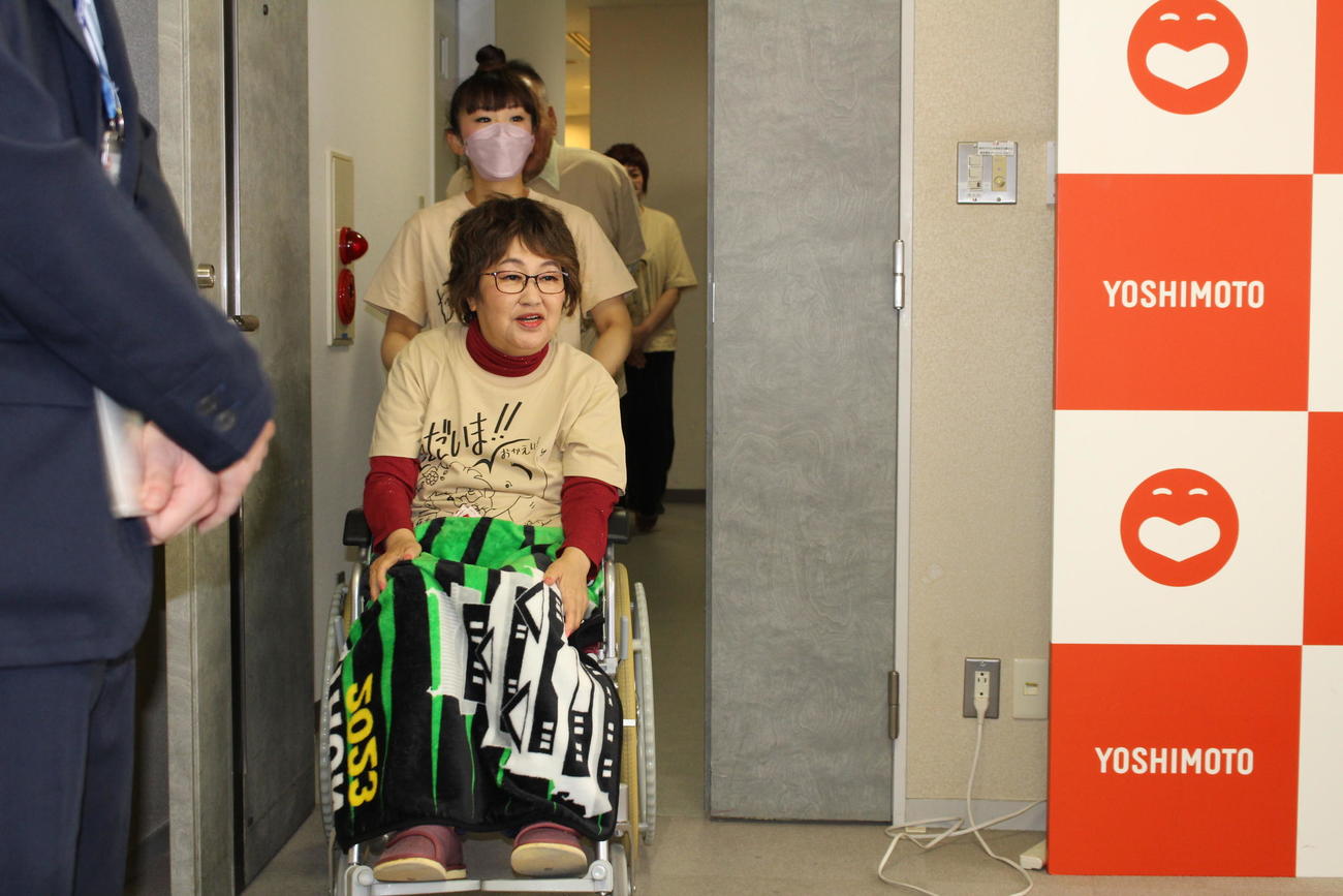車イスで会見会場にやってきた宮川花子