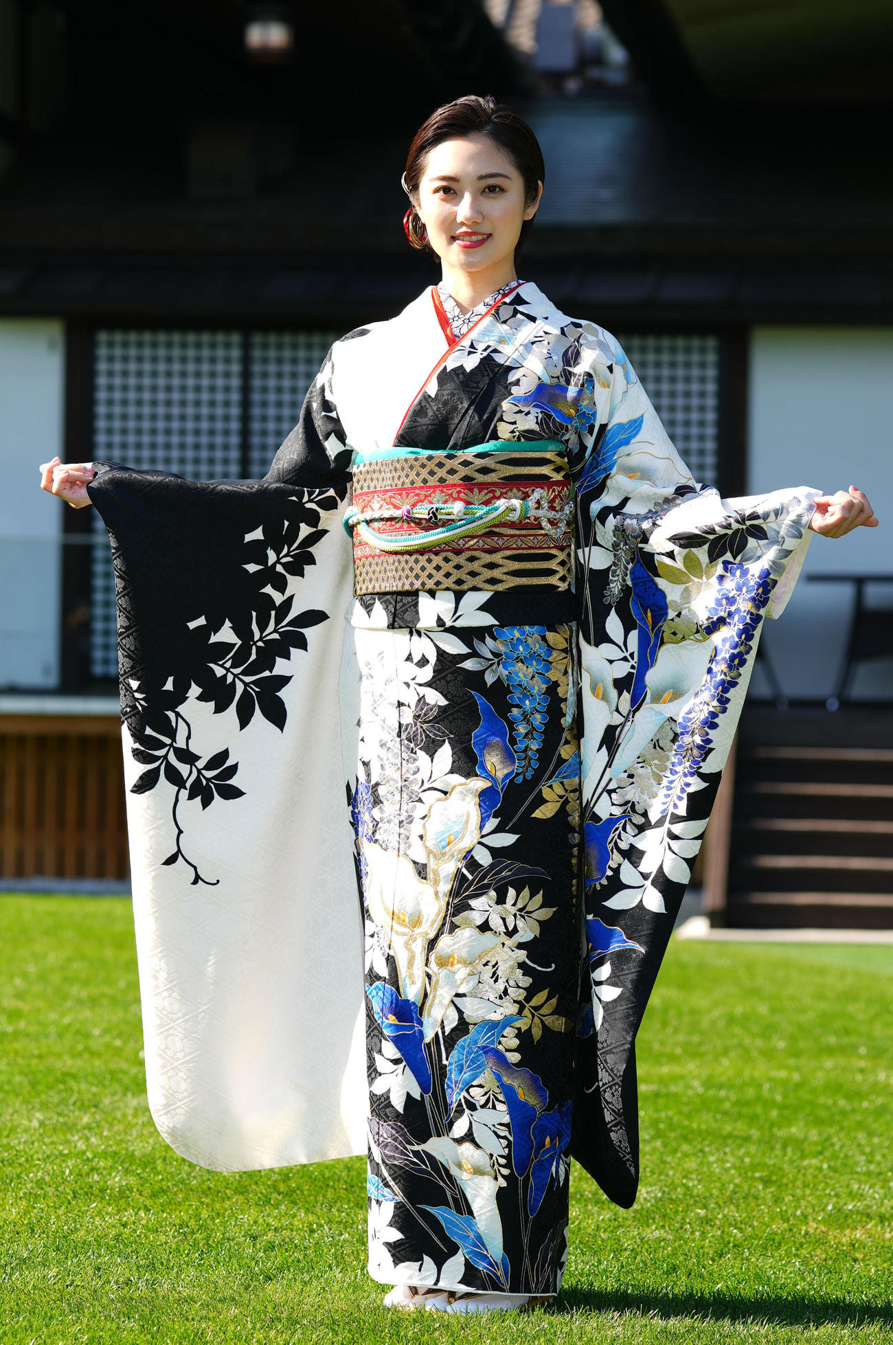 晴れ着姿を披露する奥山かずさ（2021年12月撮影）