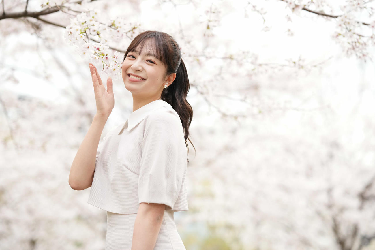 満開の桜の下笑顔を見せる菊池柚花（2023年3月撮影）