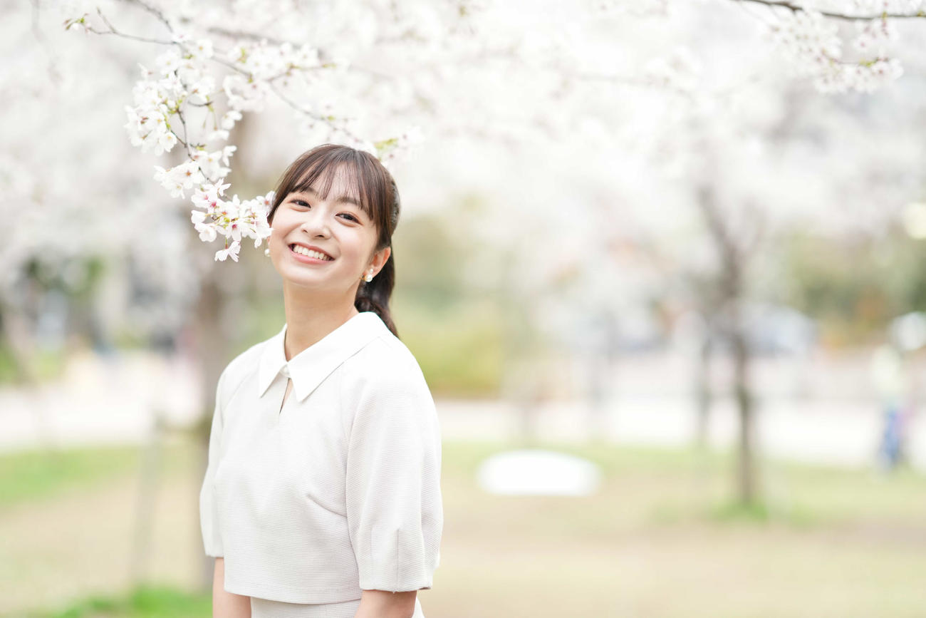 満開の桜の下笑顔を見せる菊池柚花（2023年3月撮影）