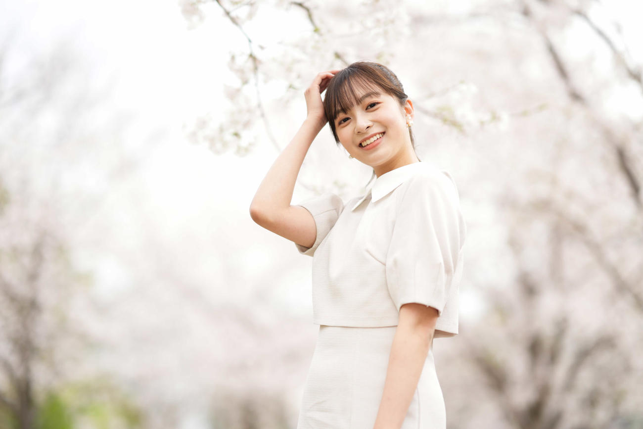 満開の桜の下笑顔を見せる菊池柚花（2023年3月撮影）
