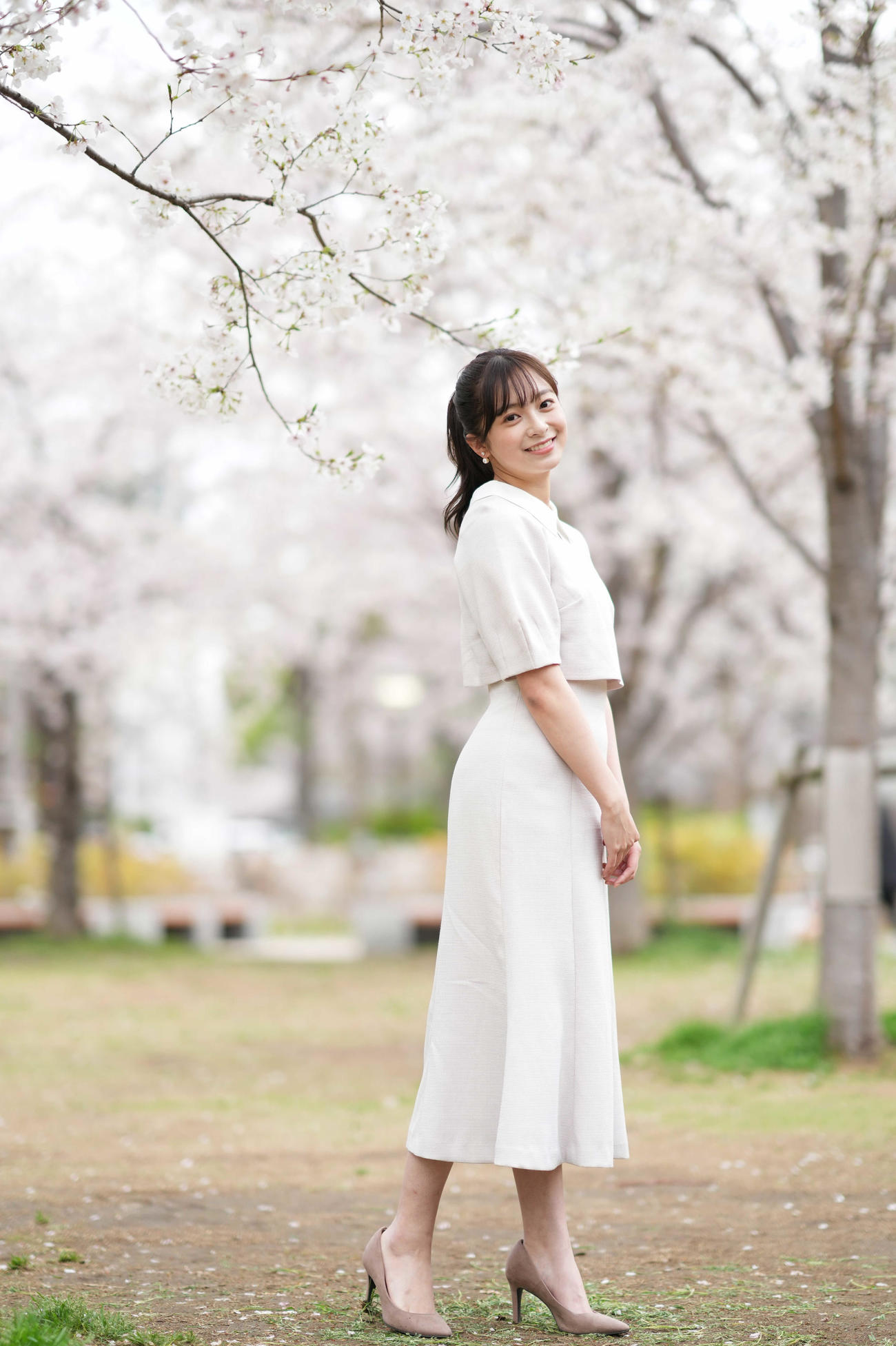 満開の桜の下笑顔を見せる菊池柚花（2023年3月撮影）